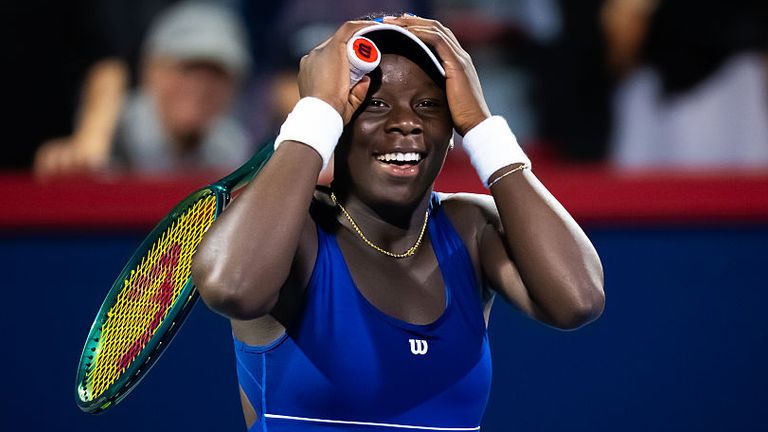 Victoria Mboko de Canadá pone sus manos sobre su cabeza con incredulidad y celebración después de derrotar a la mejor semilla de coco en Montreal