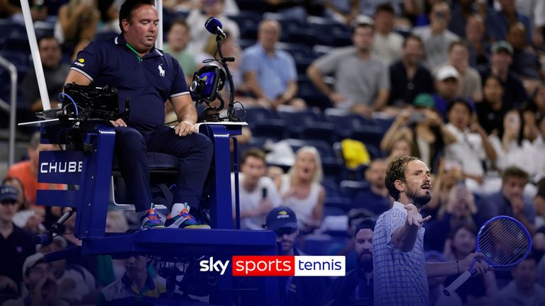 Marion Bartoli y Tim Henman dan su reacción después de los problemas de ira de Daniil Medvedev durante su derrota en la primera ronda ante Benjamin Bonzi en el Abierto de Estados Unidos.