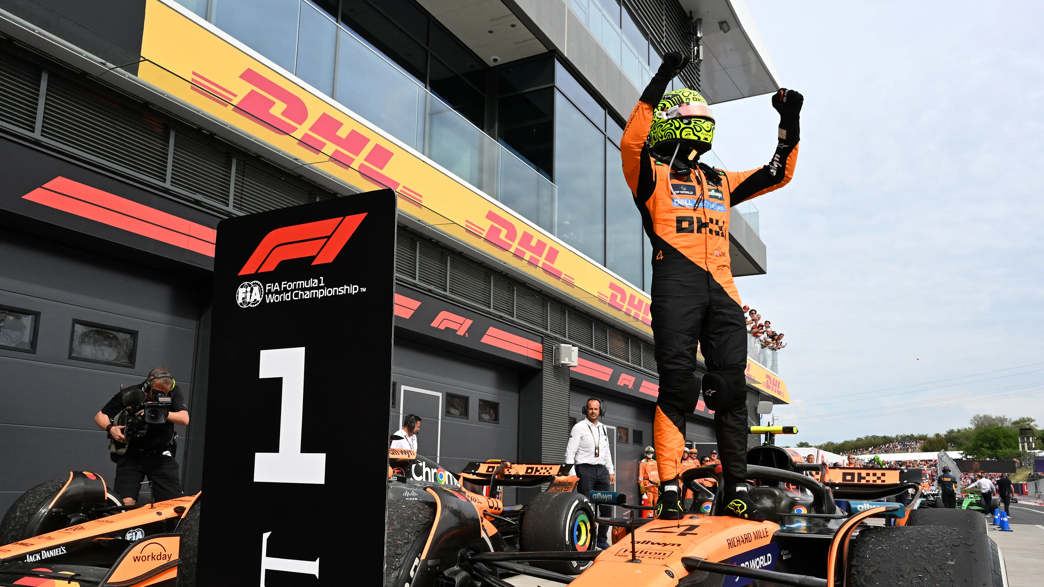 Budapest, Hungría - 03 de agosto: el ganador de la carrera Lando Norris de Gran Bretaña y McLaren celebra en