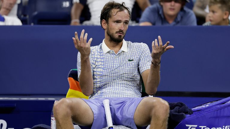 Daniil Medvedev, de Rusia, reacciona durante un partido contra Benjamin Bonzi, de Francia, en la primera ronda del Campeonato de Tenis Abierto de US, el domingo 24 de agosto de 2025, en Nueva York. (AP Photo/Adam Hunger)