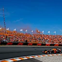 Verstappen celebra con el Ejército Orange en su vuelta de victoria en el Gran Premio de Holandés 2021