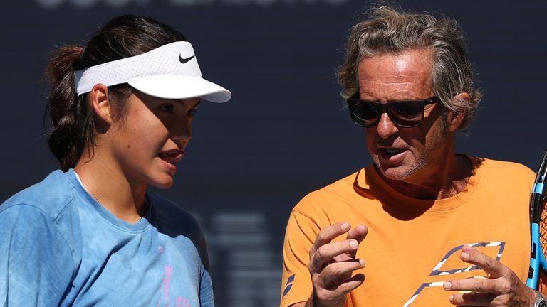 Emma Raducanu practicando con su entrenador Francis Roig en el 2025 US Open en Nueva York
