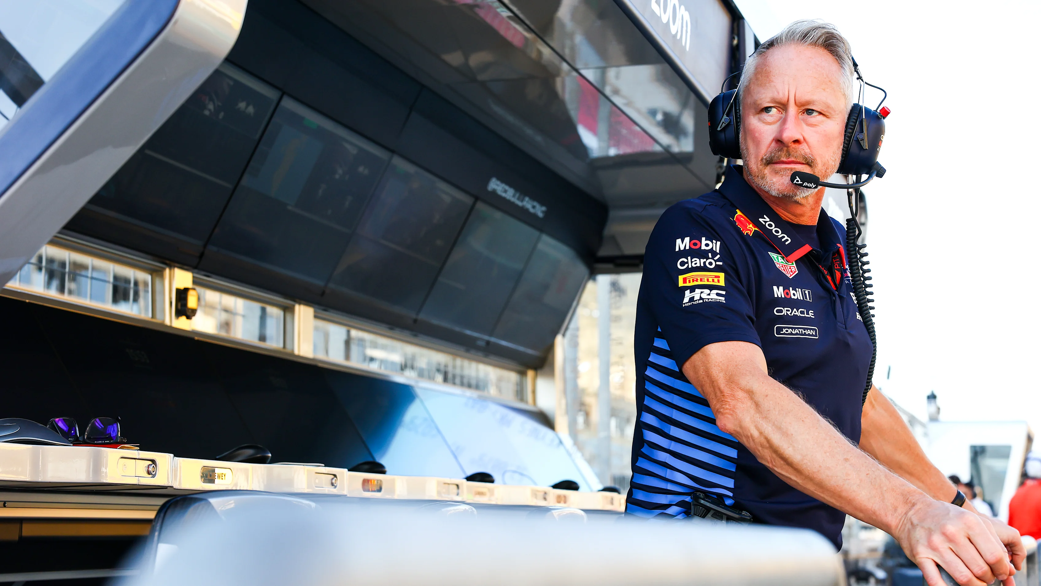 Bahrein, Bahrein - 21 de febrero: el director deportivo de Oracle Red Bull Racing Jonathan Wheatley mira
