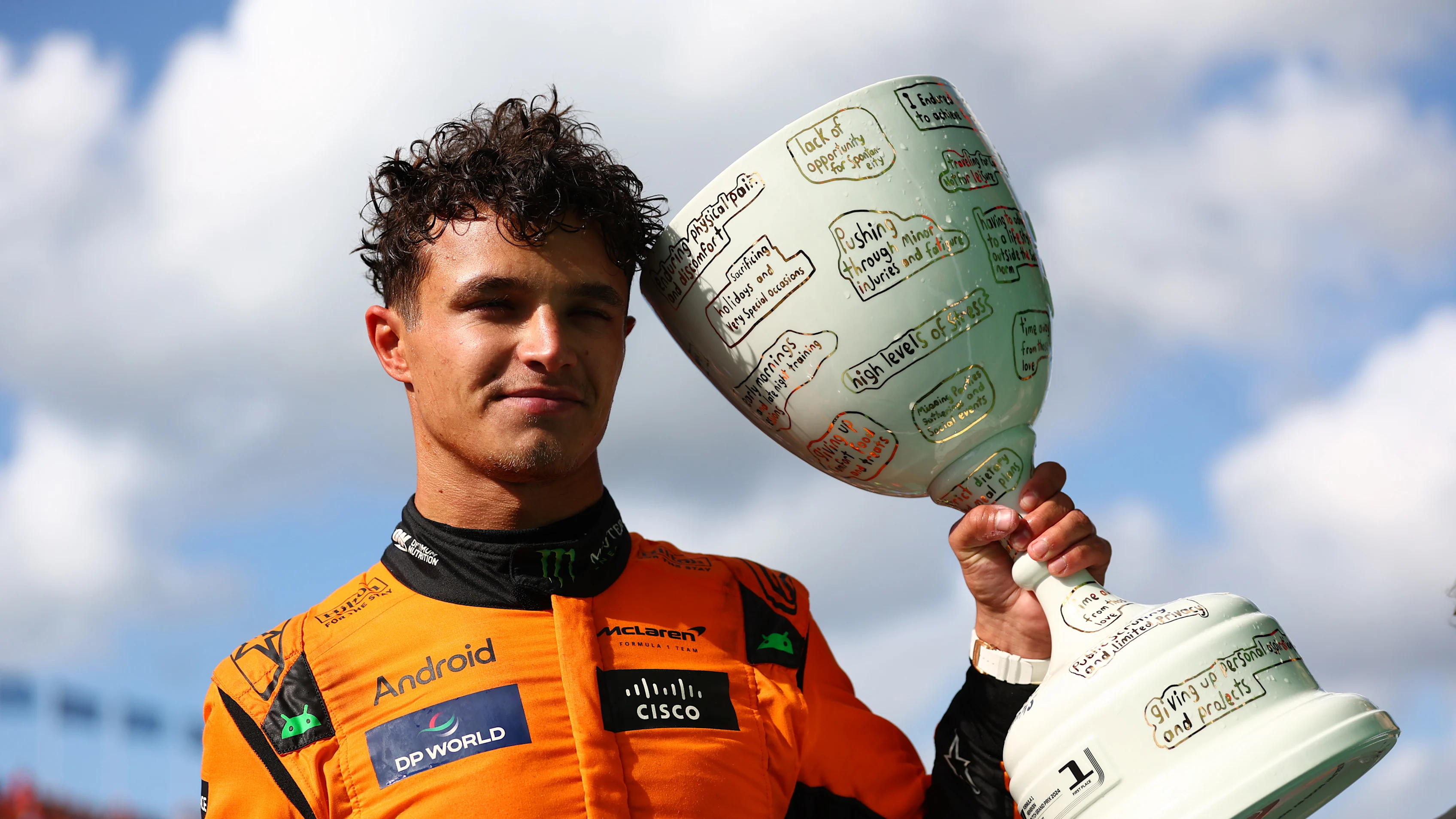 Zandvoort, Países Bajos - 25 de agosto: el ganador de la carrera Lando Norris de Gran Bretaña y las poses de McLaren para