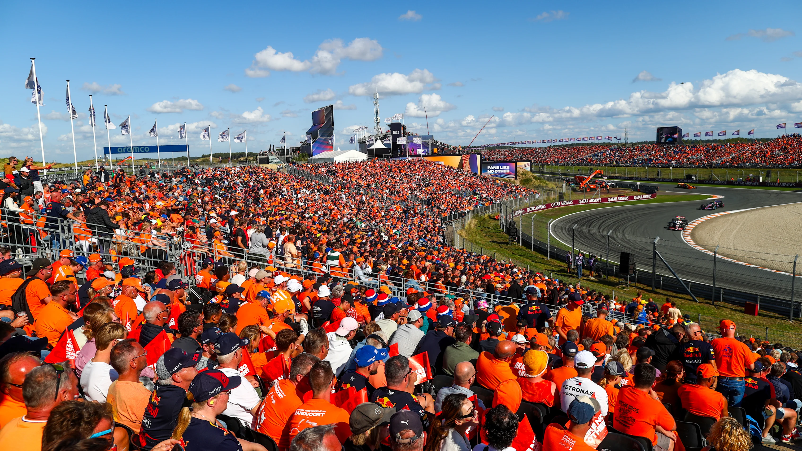 Zandvoort, Países Bajos - 25 de agosto: Nico Hulkenberg de Alemania y Haas, Pierre Gasly de Alpine y