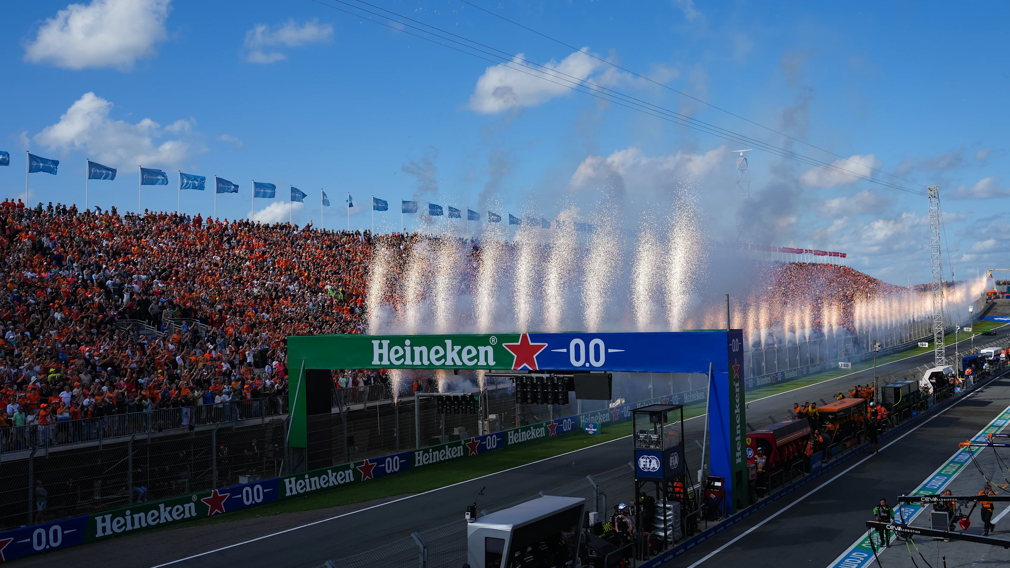 Zandvoort, Países Bajos - 25 de agosto: se ven fuegos artificiales después de la finalización del Gran Premio de la F1 de