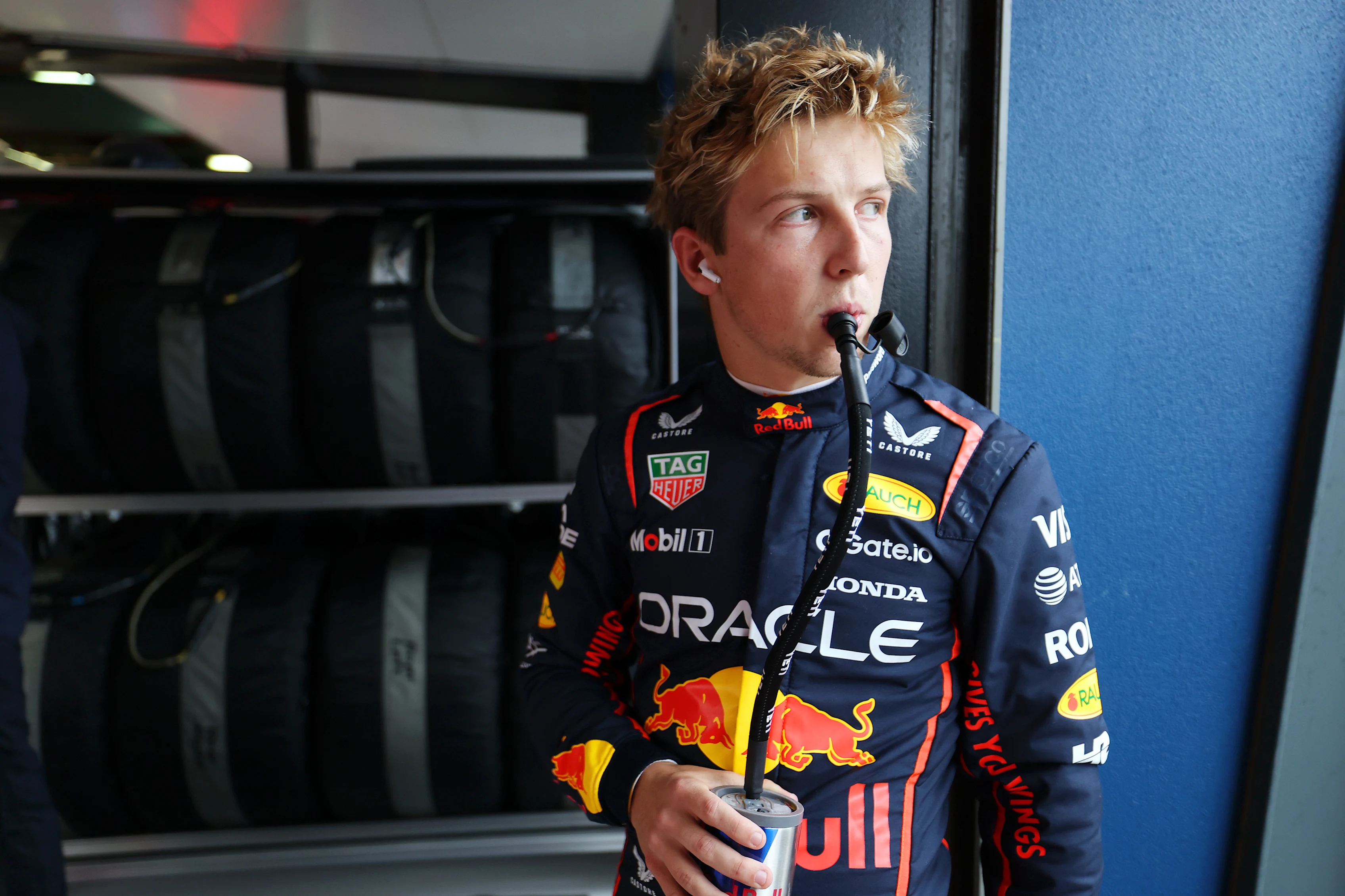 Melbourne, Australia - 16 de marzo: Liam Lawson de Nueva Zelanda y Oracle Red Bull Racing miran