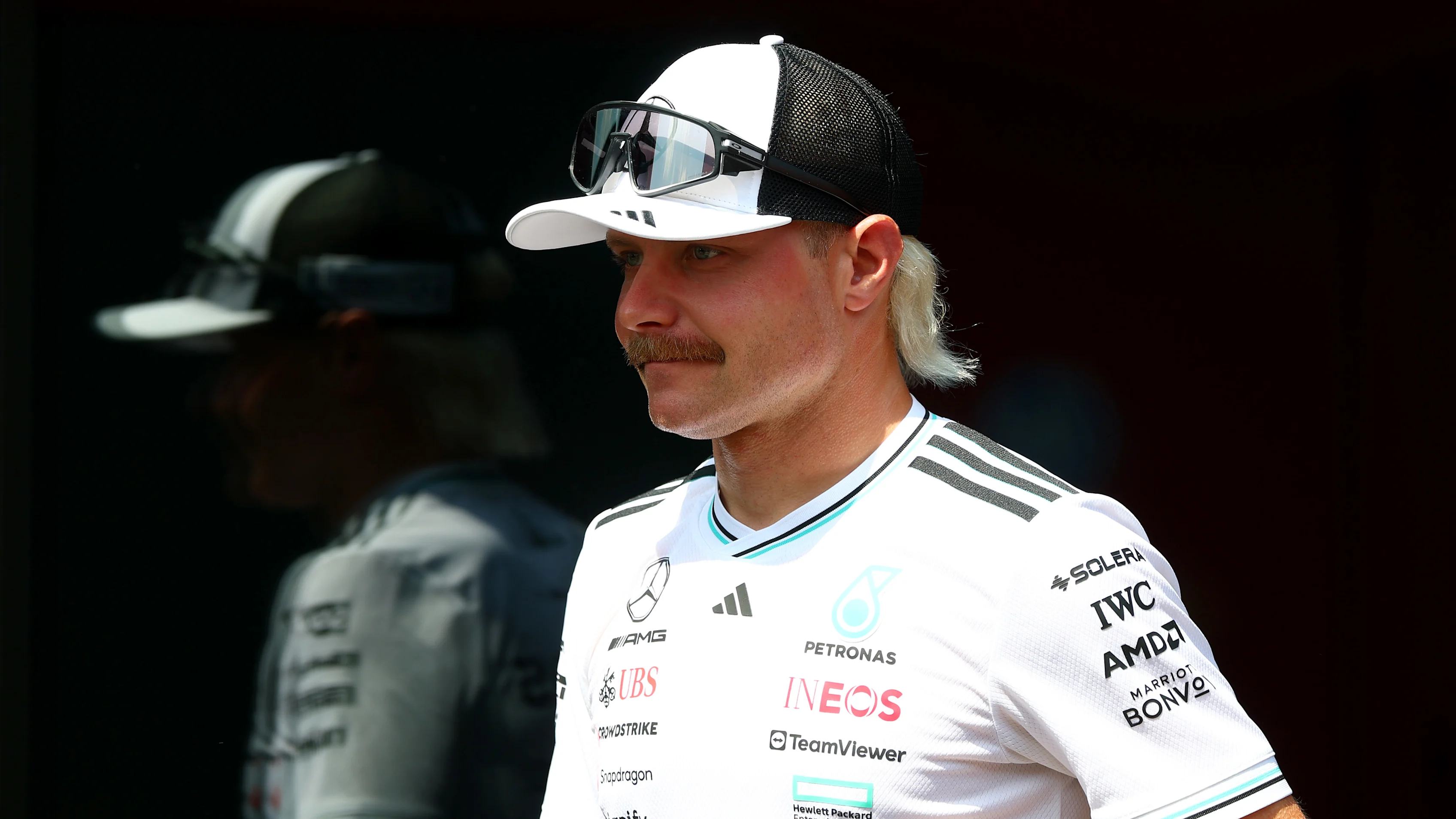 IMola, Italia - 15 de mayo: Valtteri Bottas de Finlandia y Mercedes AMG Petronas F1 El equipo observa en el