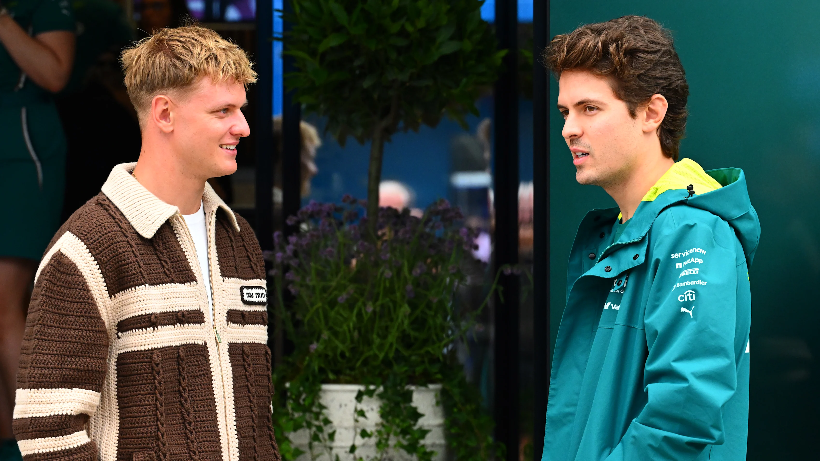 Northampton, Inglaterra - 05 de julio: Mick Schumacher habla con Felipe Drugovich de Brasil y Aston