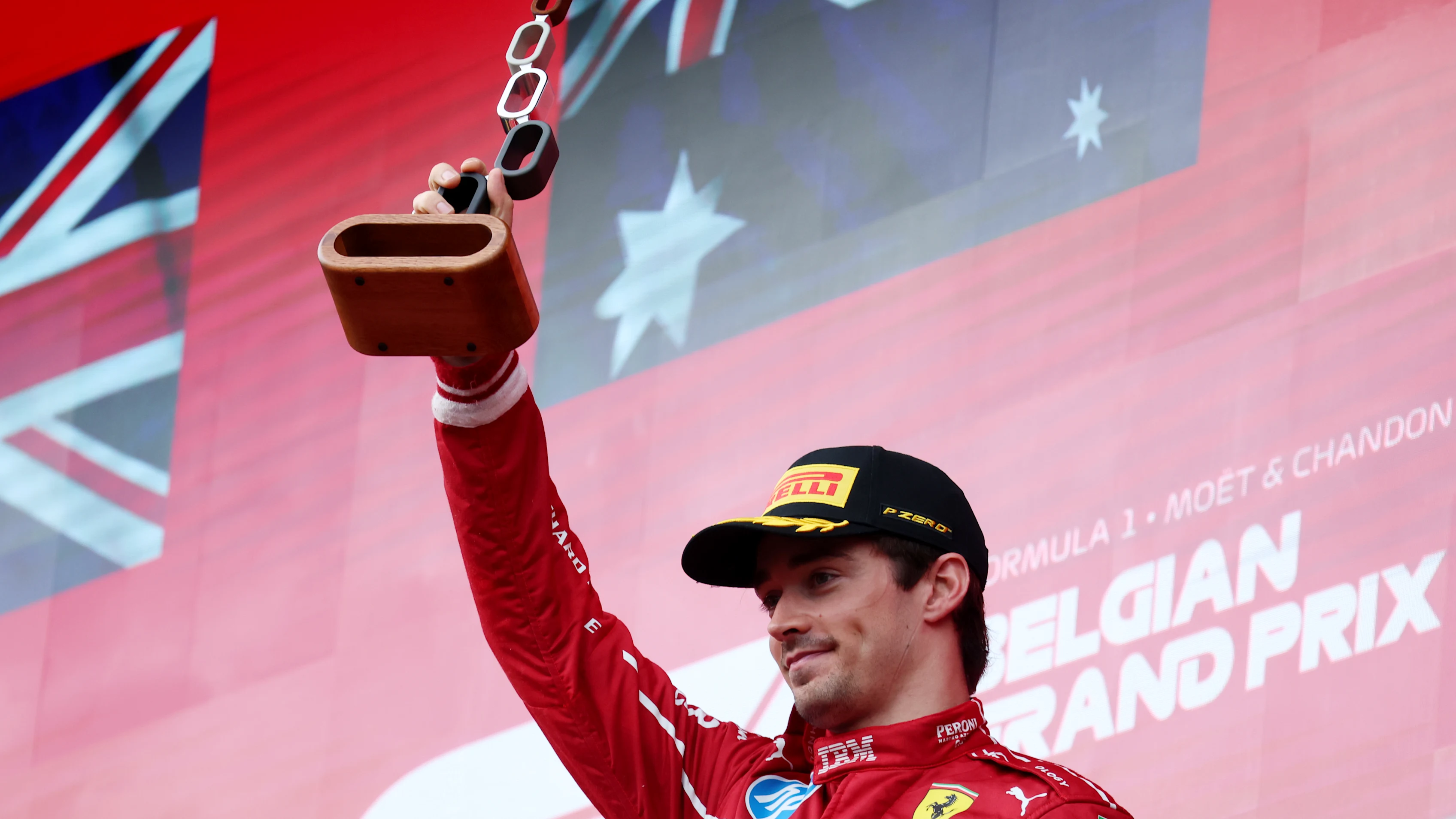 Spa, Bélgica - 27 de julio: el tercer lugar Charles Leclerc de Monaco y Scuderia Ferrari levanta su