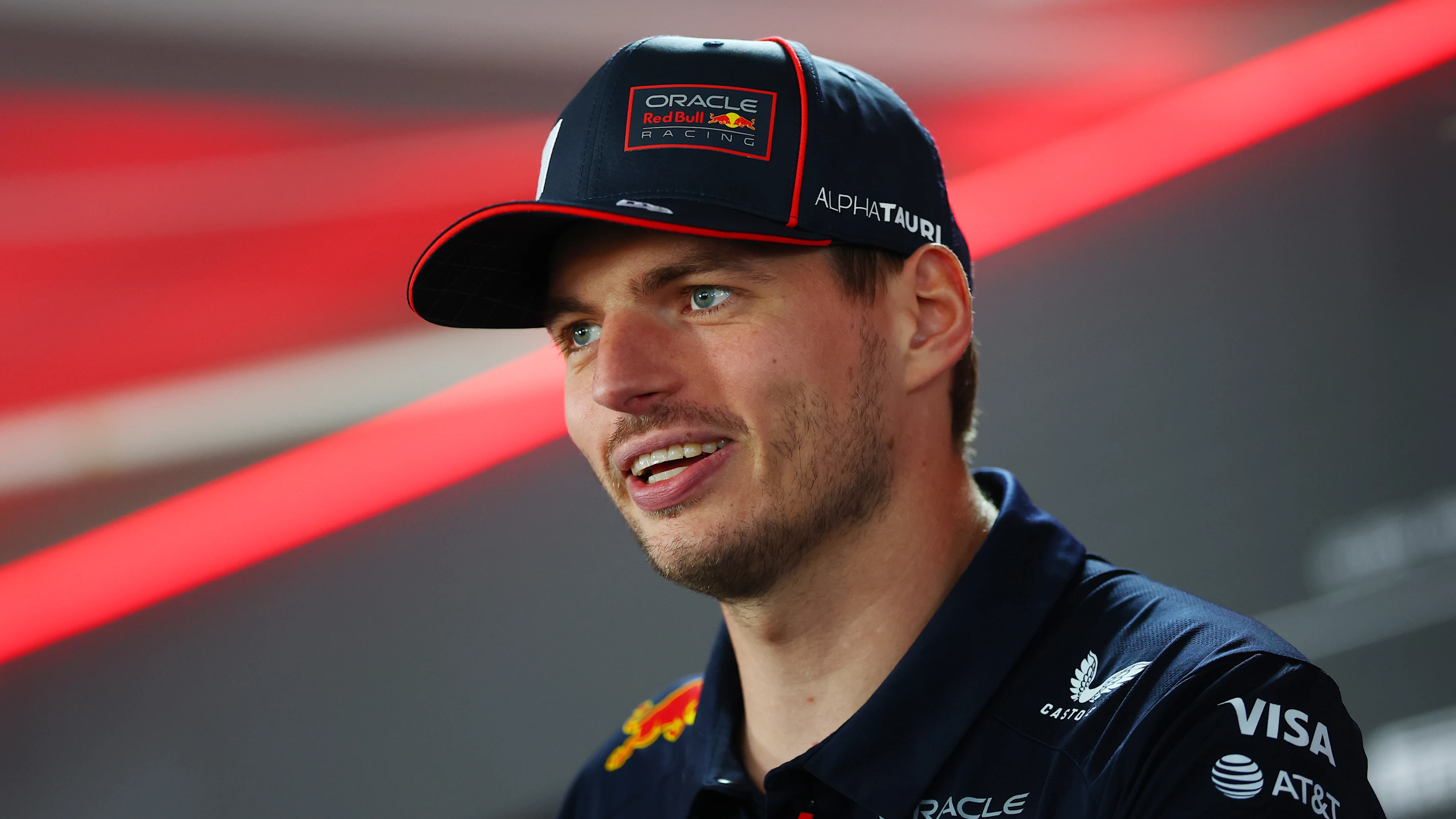 Budapest, Hungría - 31 de julio: Max Verstappen de los Países Bajos y Oracle Red Bull Racing habla con