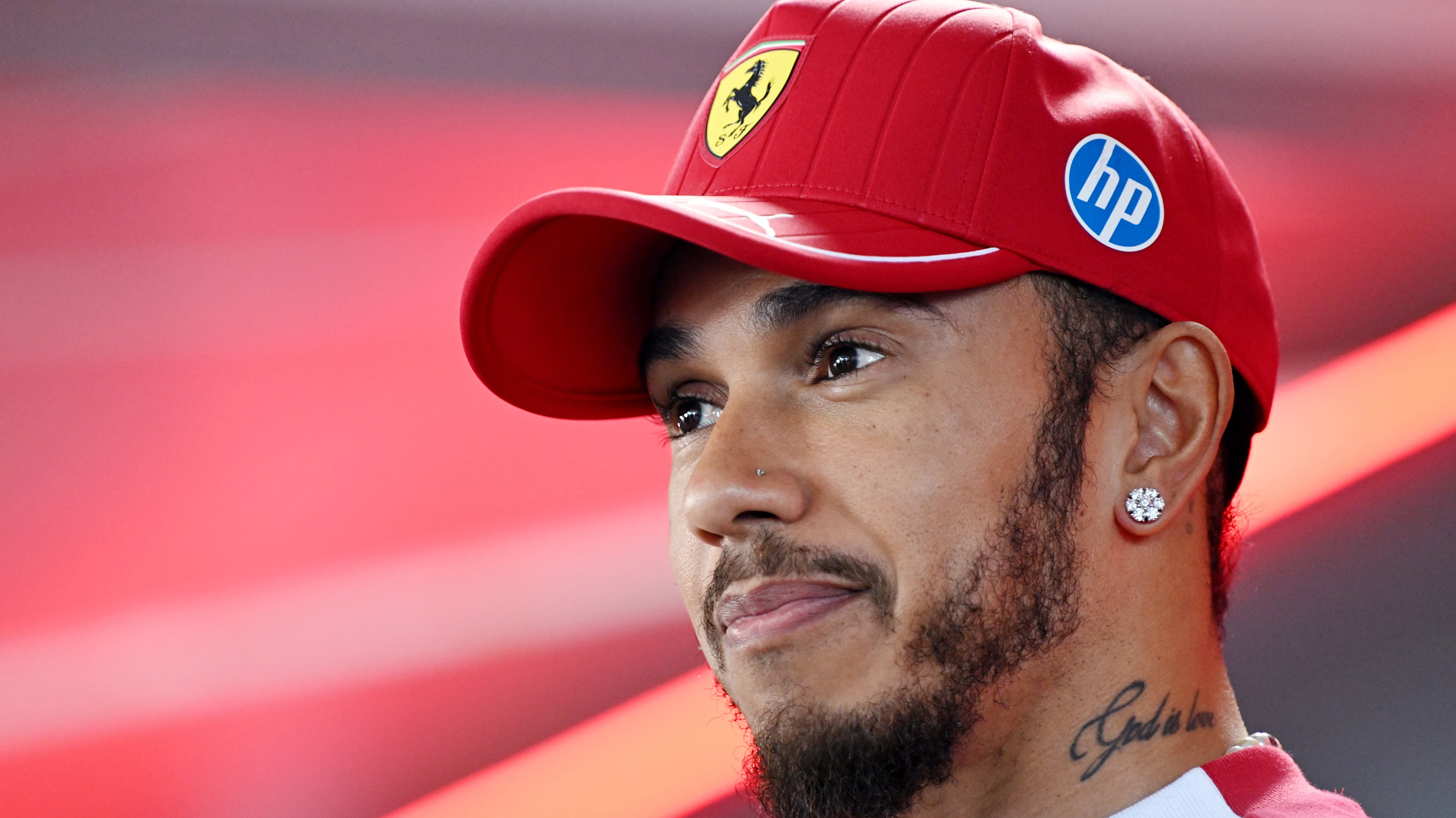 Budapest, Hungría - 31 de julio: Lewis Hamilton de Gran Bretaña y Scuderia Ferrari habla con el