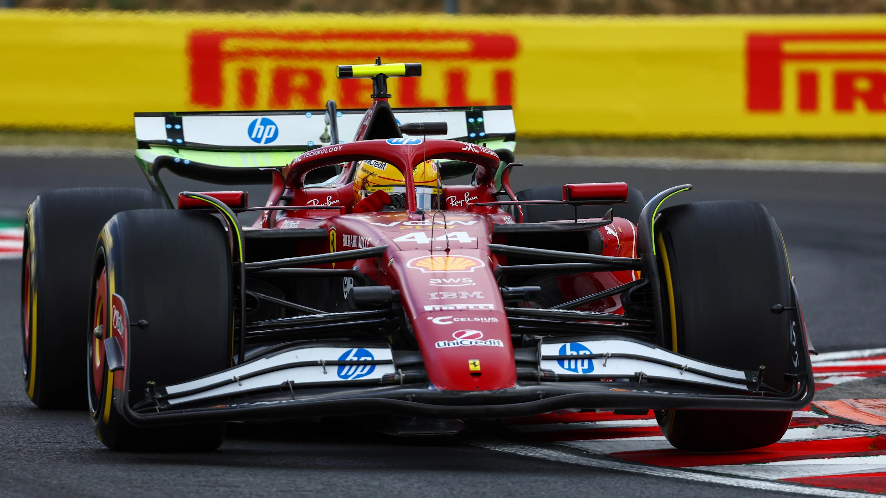 Budapest, Hungría - 01 de agosto: Lewis Hamilton de Gran Bretaña que conduce a la (44) Scuderia Ferrari