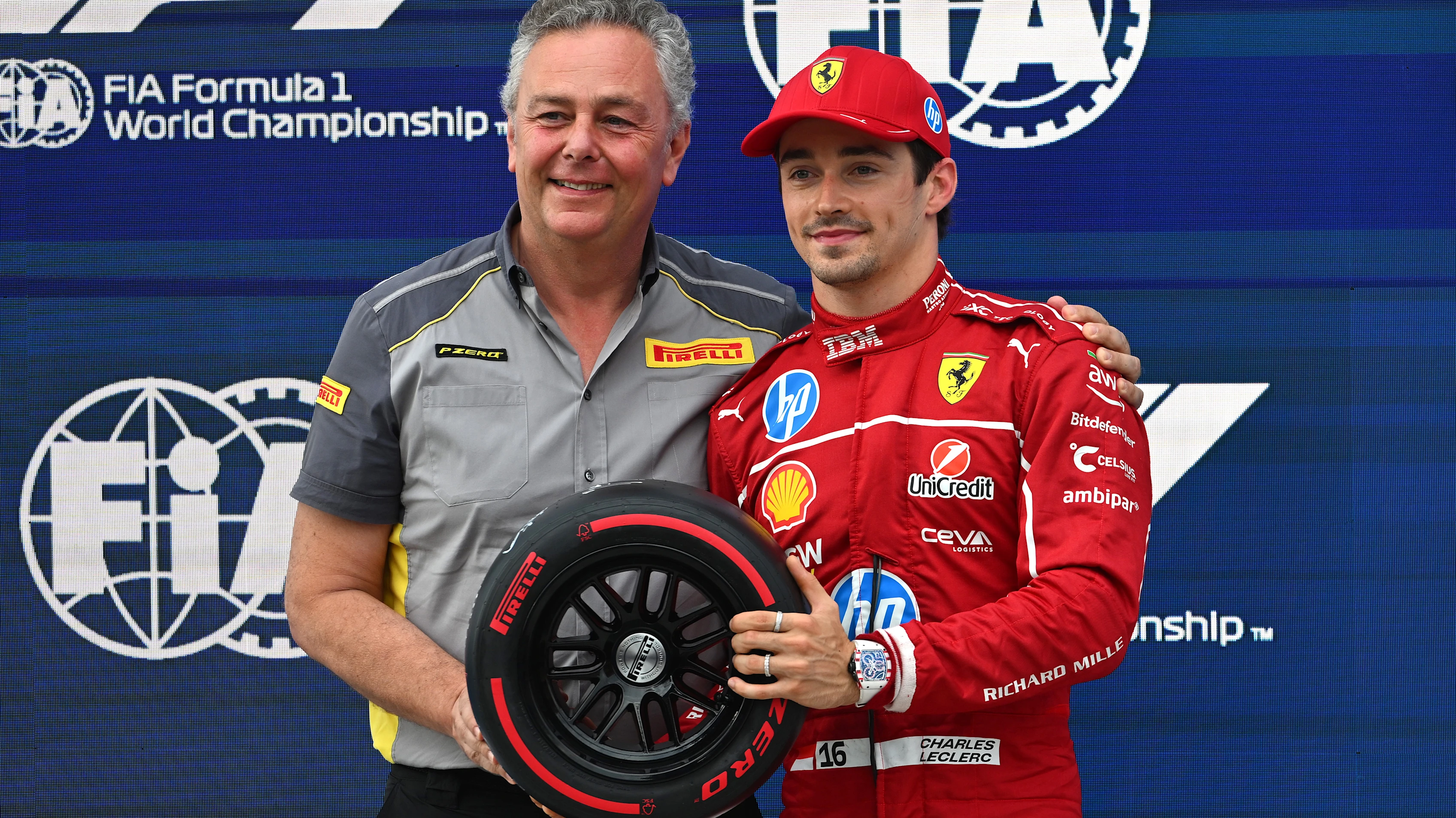 Budapest, Hungría - 02 de agosto: Mario Isola, director de Pirelli F1 presenta el calificador de la posición de la pole