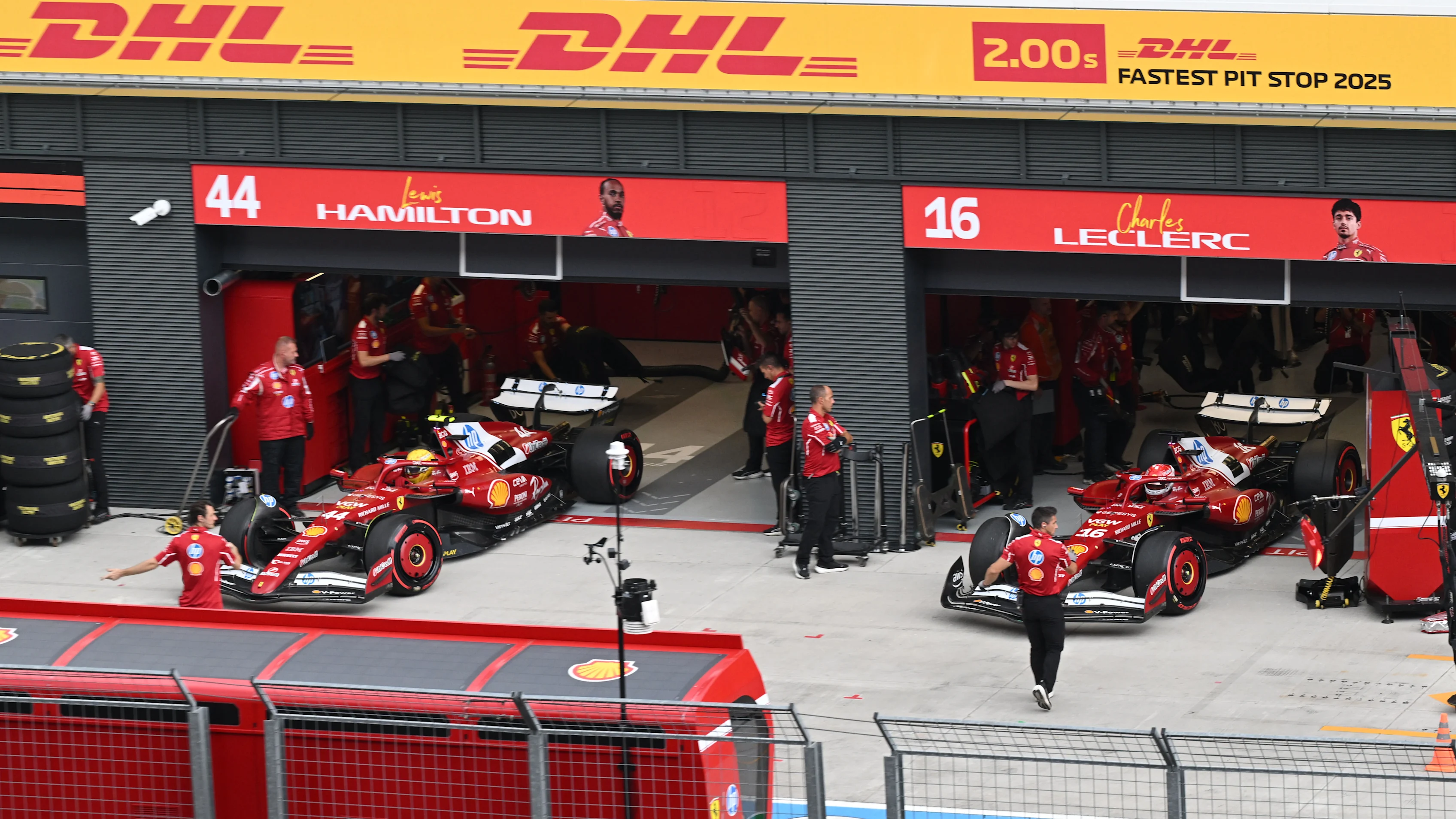 Budapest, Hungría - 02 de agosto: Lewis Hamilton de Gran Bretaña conduciendo la (44) Scuderia Ferrari