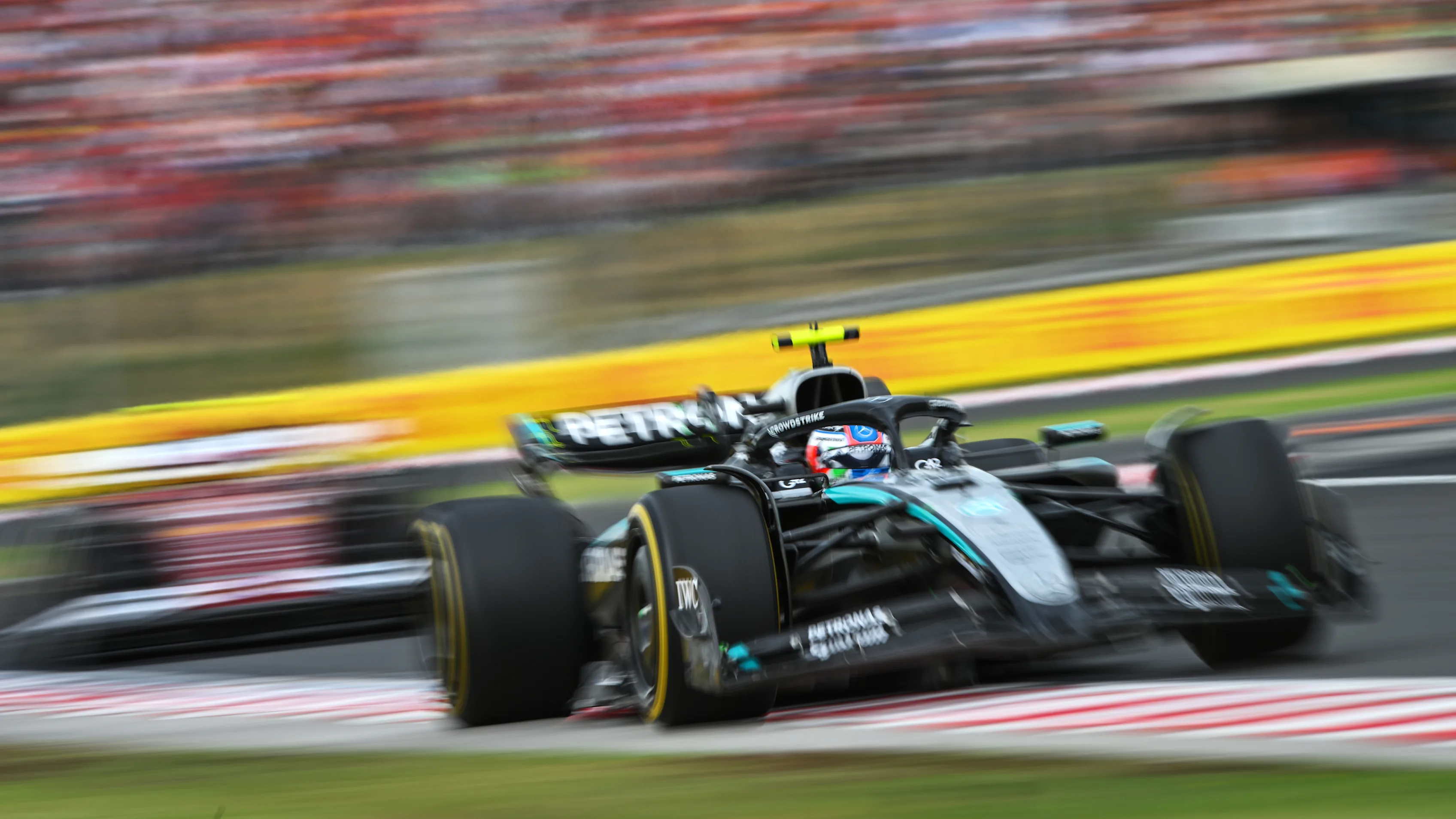 Budapest, Hungría - 03 de agosto: Andrea Kimi Antonelli de Italia conduce el (12) Mercedes AMG