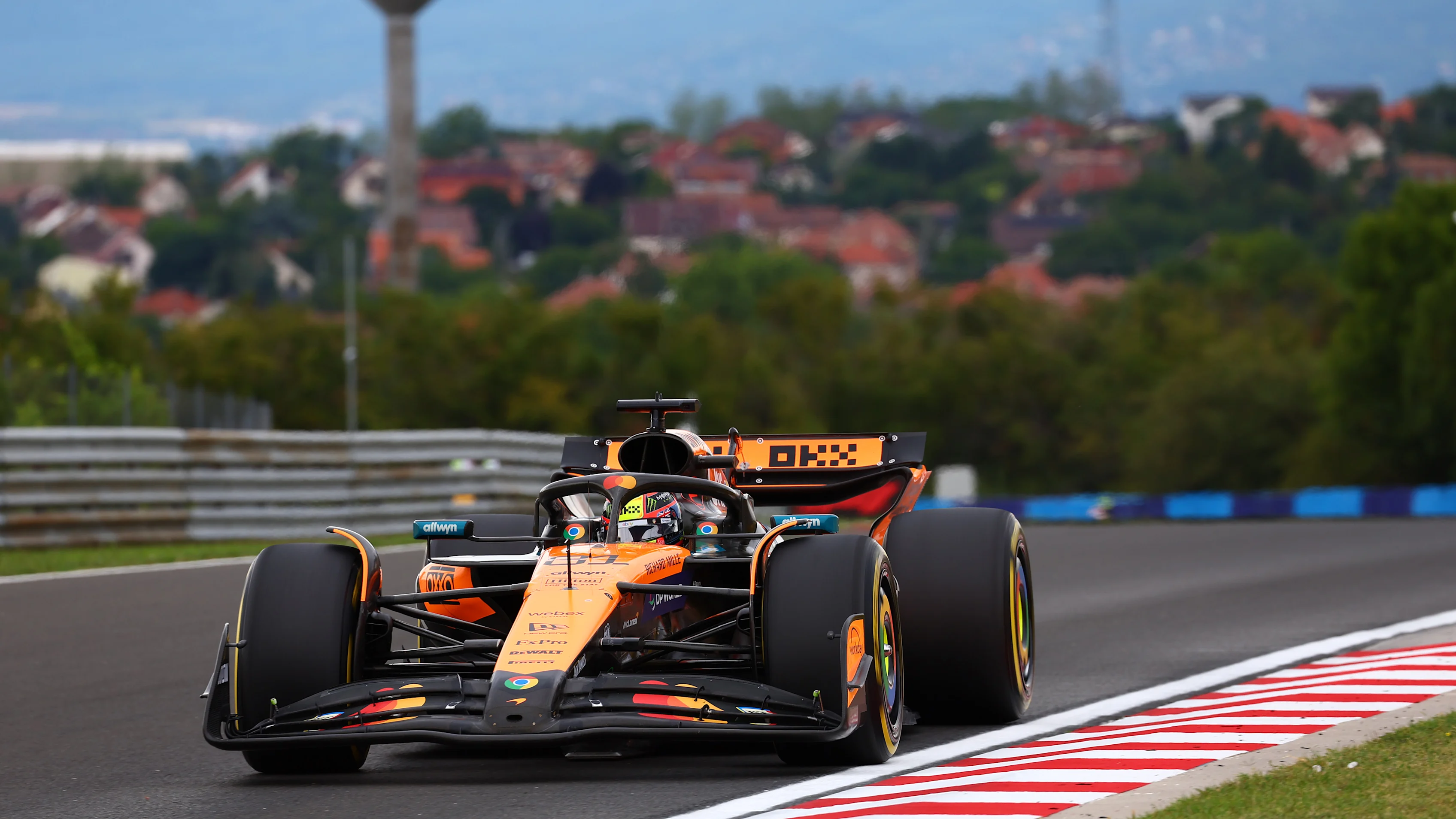 Budapest, Hungría - 03 de agosto: Oscar Piastri de Australia conduciendo el (81) McLaren MCL39 Mercedes