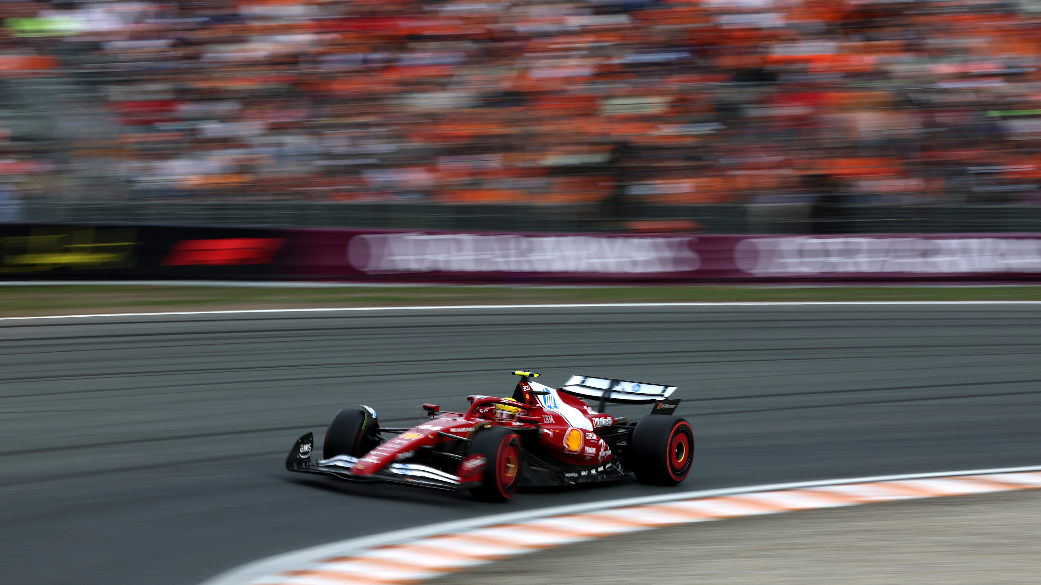 Zandvoort, Países Bajos - 29 de agosto: Lewis Hamilton de Gran Bretaña conduciendo la (44) Scuderia