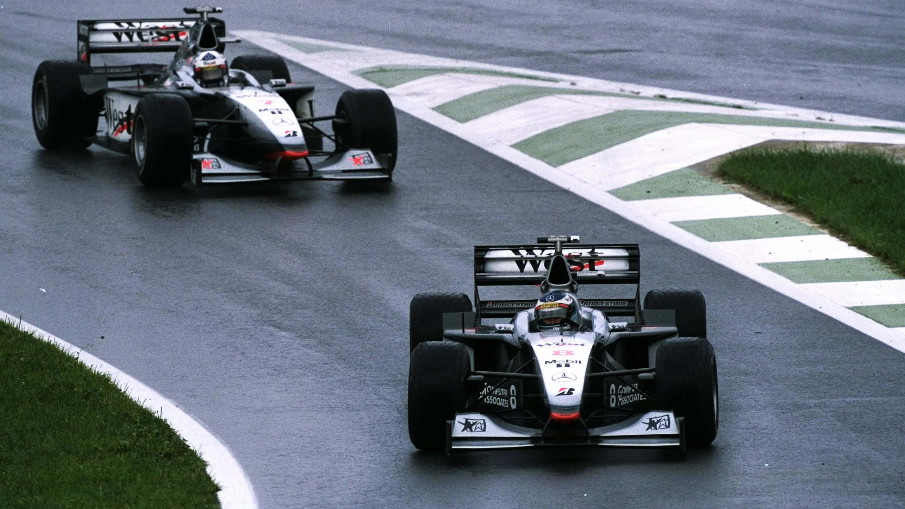 25 de julio de 1998: los conductores de McLaren-Mercedes Mika Hakkinen de Finlandia y David Coulthard de Great