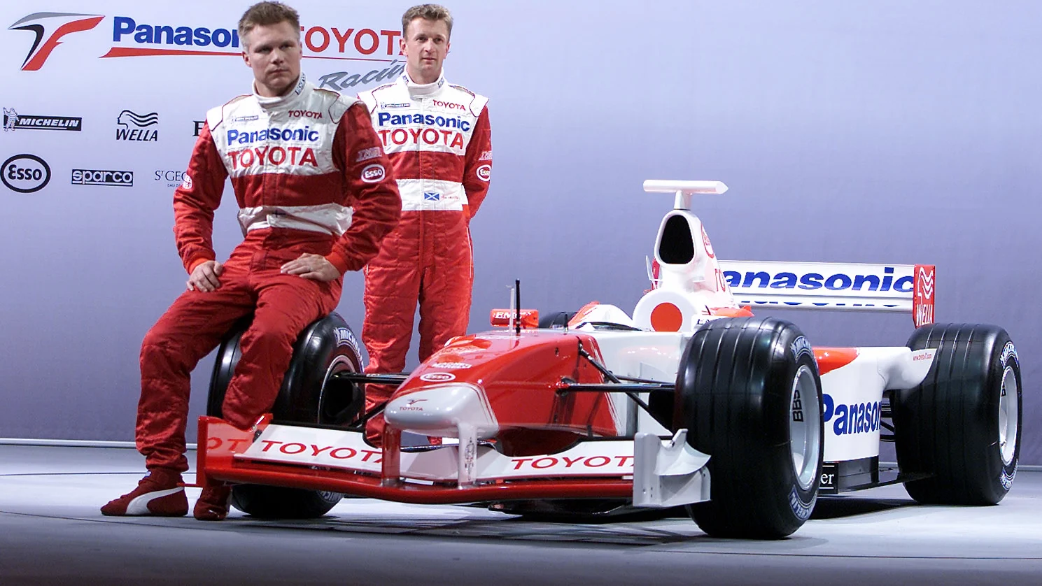15 de diciembre de 2001: Alan McNish de Escocia y Toyota (derecha) y Mika Salo de Finlandia y Toyota Pose