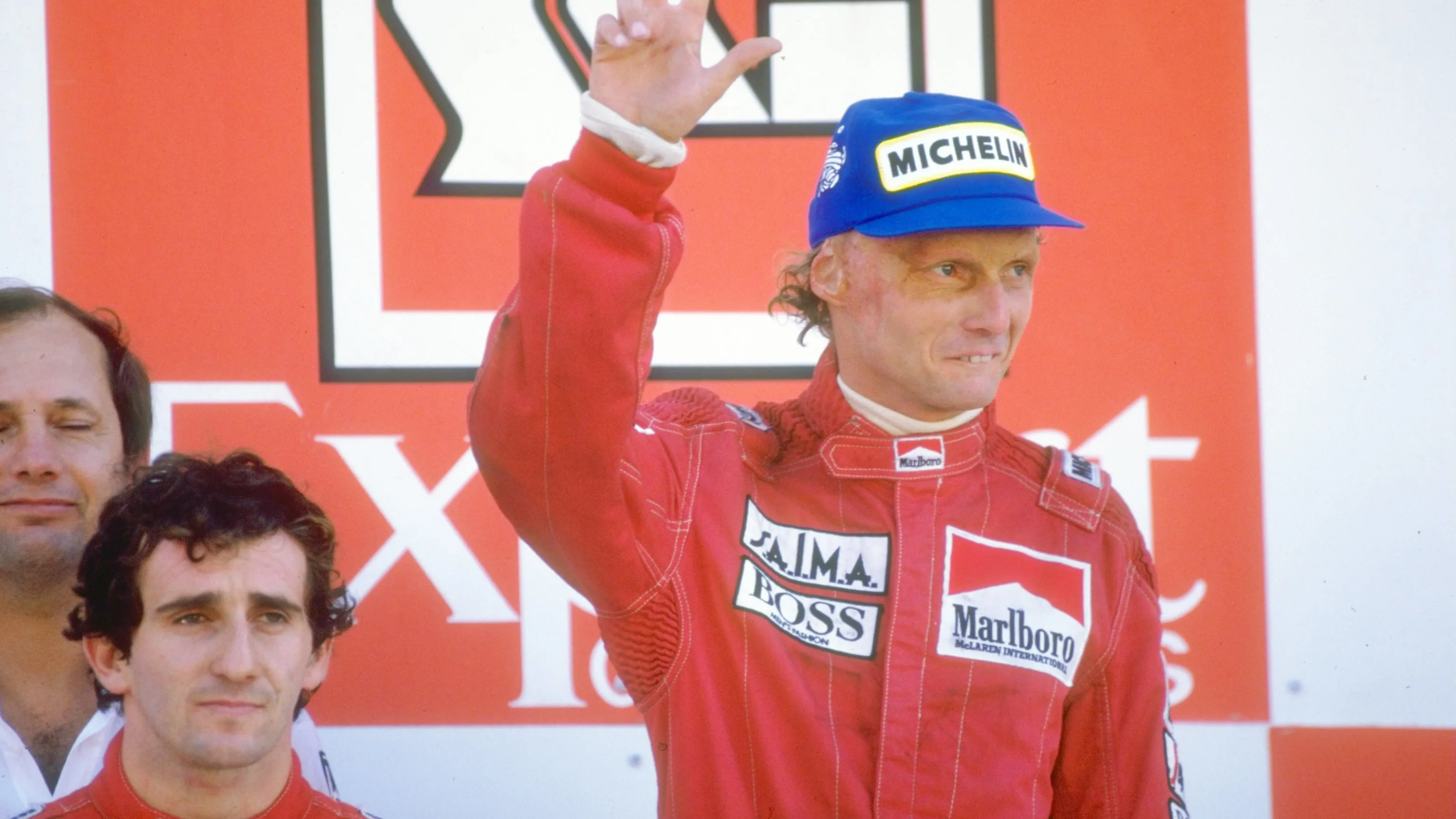 1984: los conductores de Marlboro McLaren Alain Prost de Francia y Niki Lauda de Austria se encuentran en el