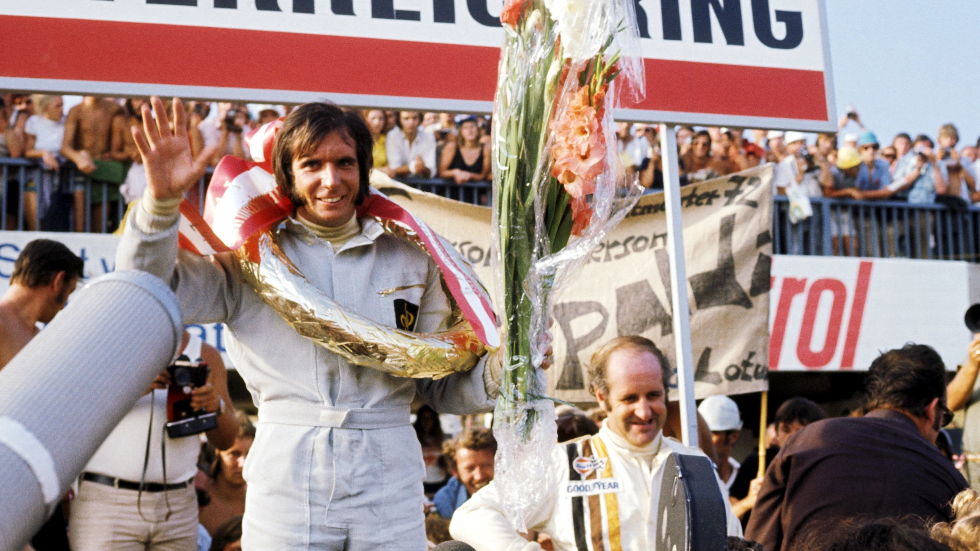El podio (L a R): Emerson Fittipaldi (BRA) Ganador del loto con Denny Hulme (NZL) en segundo lugar.