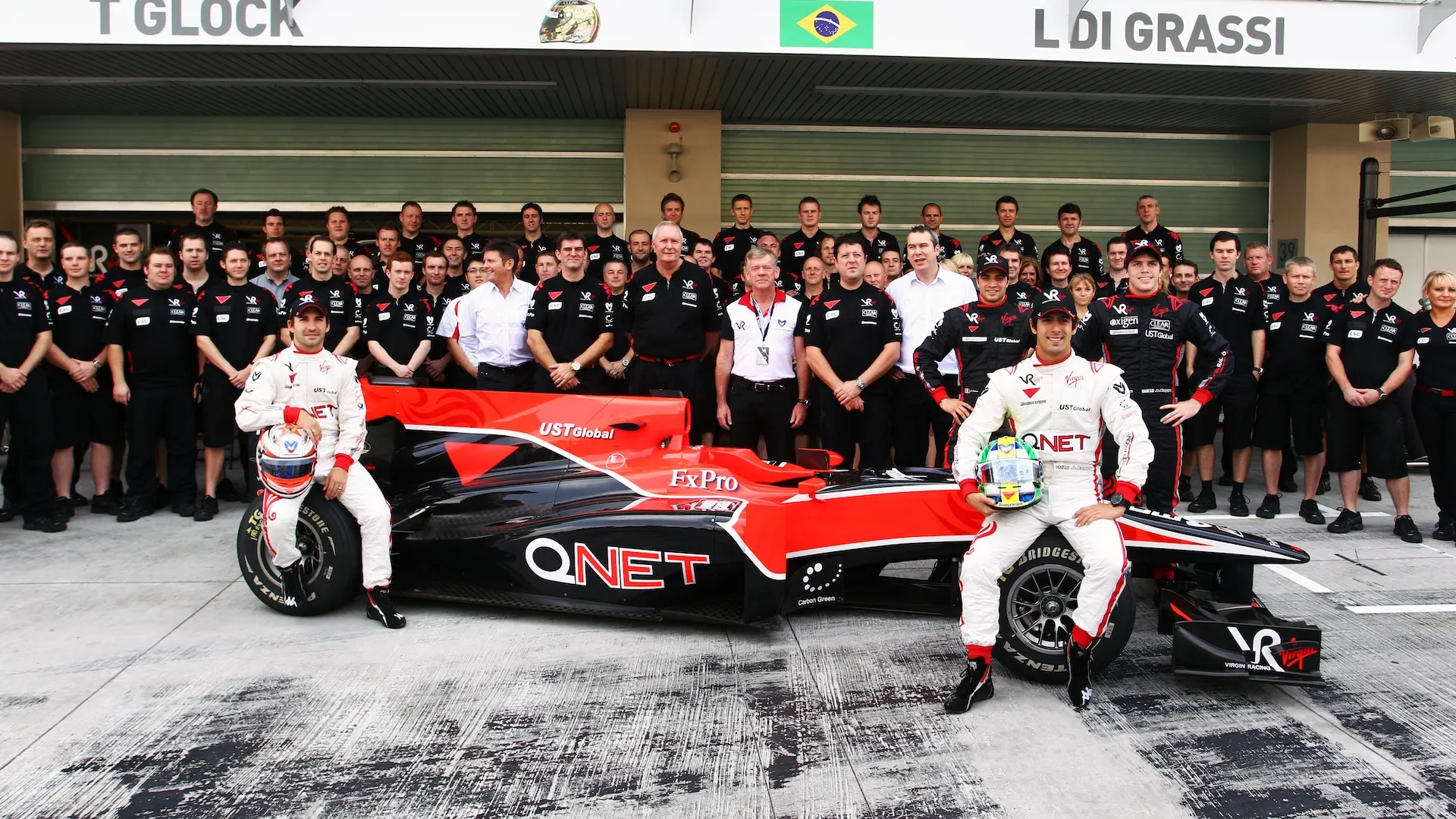 (L a R): Timo Glock (Ger) Virgin Racing y Lucas di Grassi (Bra) Virgin Racing en el equipo