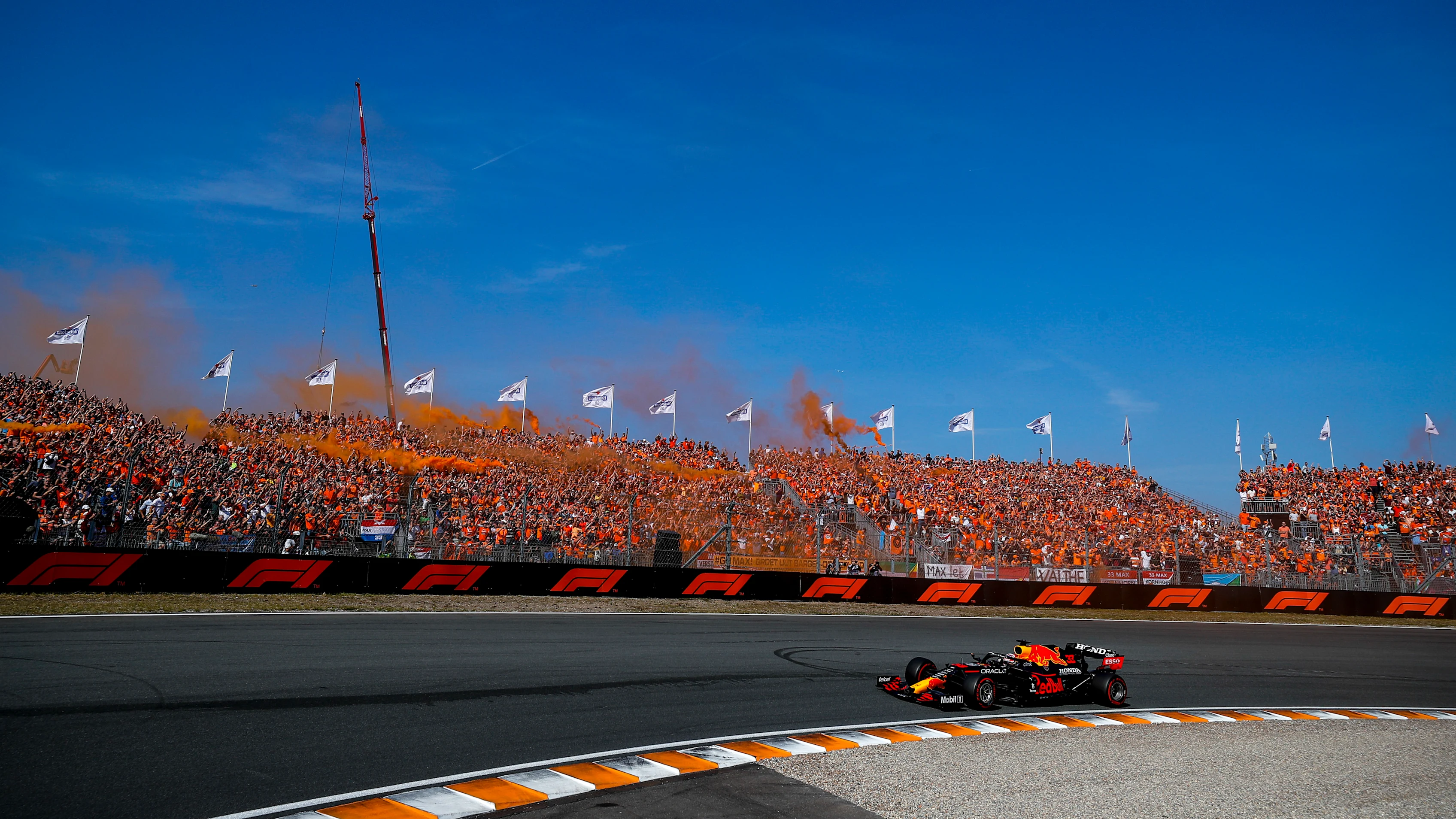 Verstappen celebra con el Ejército Orange en su vuelta de victoria en el Gran Premio de Holandés 2021