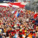 El ejército de naranja inunda la pista para celebrar la victoria de Verstappen en el Red Bull Ring durante el Gran Premio de Austria 2019