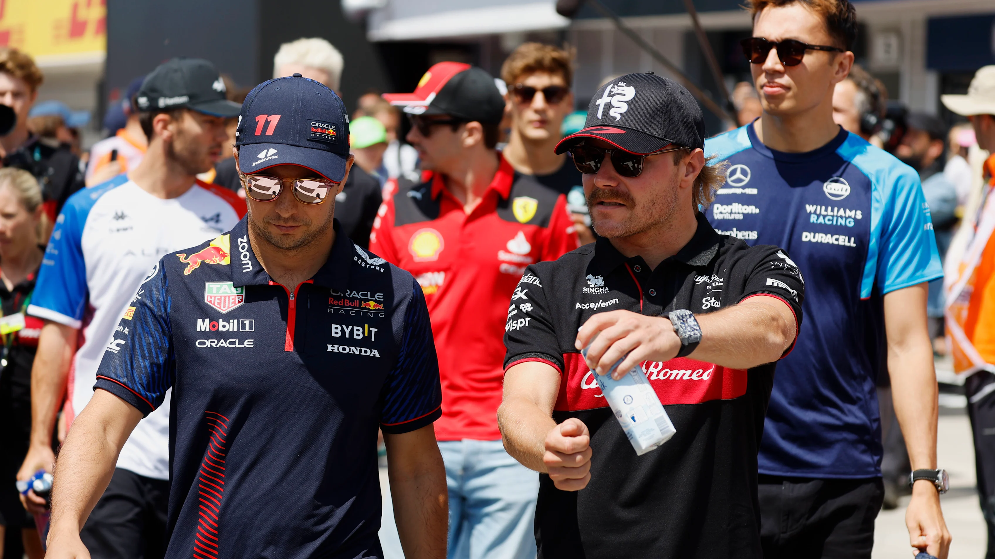 Hungaroring, Hungría - 23 de julio: Sergio Pérez, Red Bull Racing, con Valtteri Bottas, Alfa Romeo F1