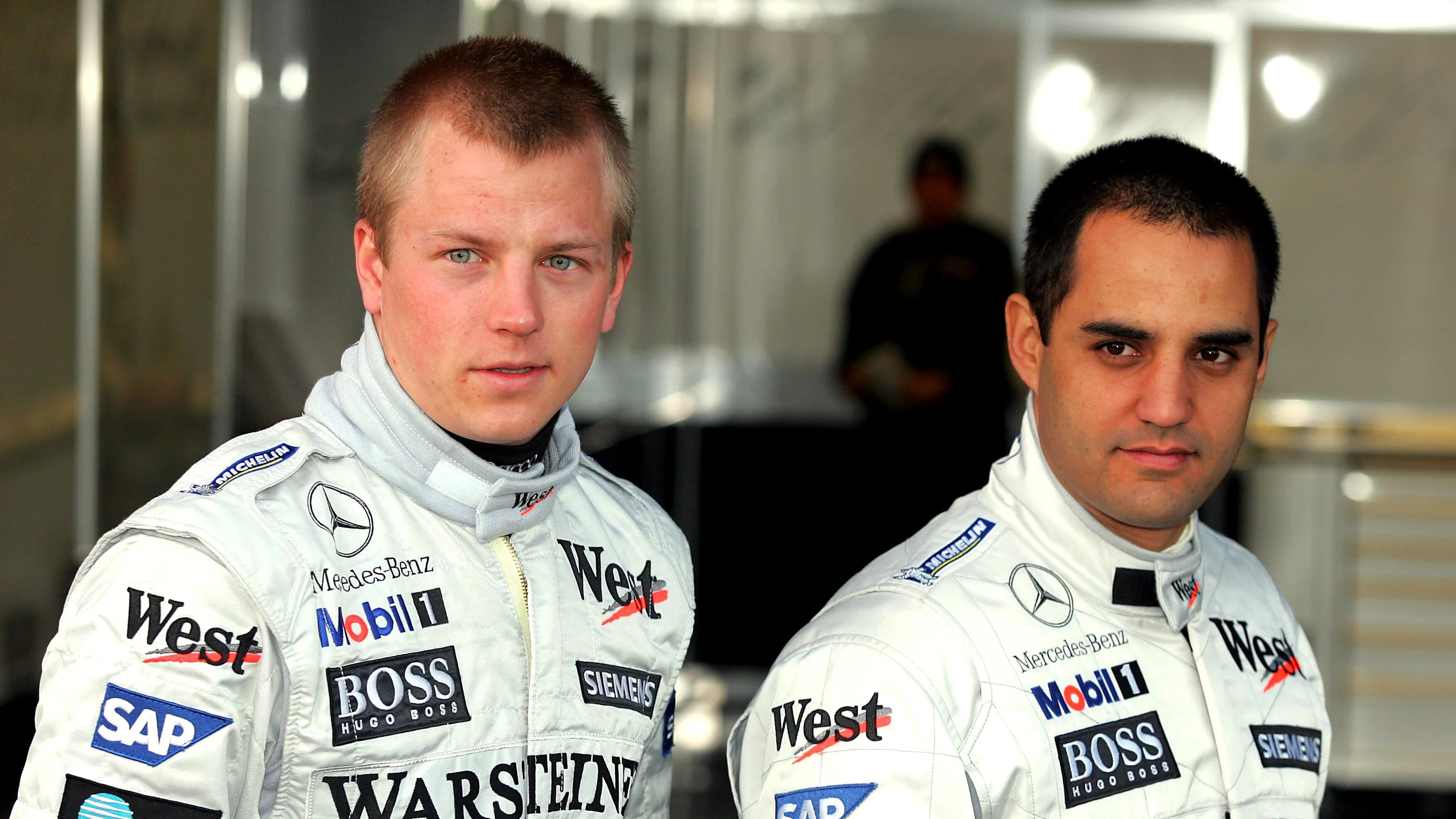 Kimi Raikkonen (Fin) McLaren Mercedes MP4/19B y Juan Pablo Montoya (Col) McLaren Mercedes