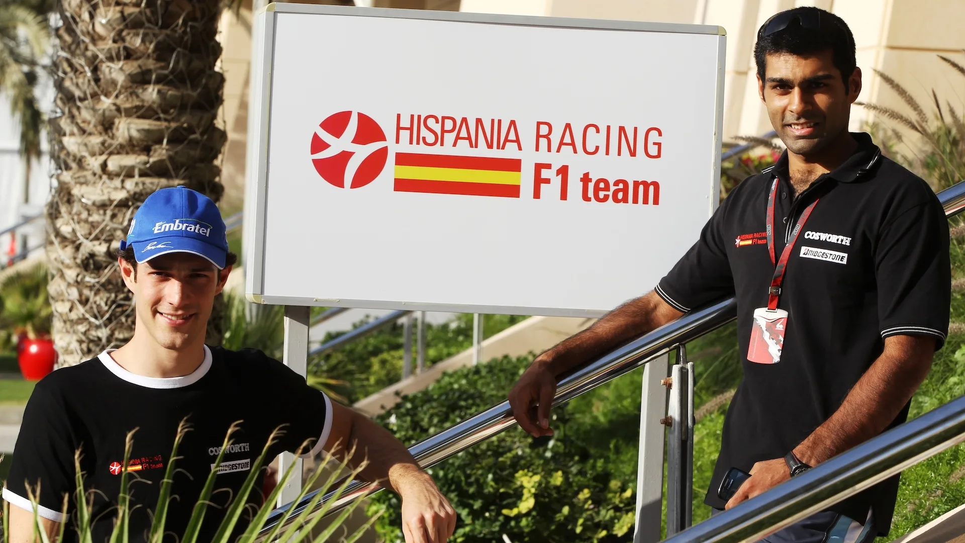 (L a R): Bruno Senna (BRA) Equipo de Hispania Racing F1 (HRT) con Karun Chandhok (Ind) Hispania Racing