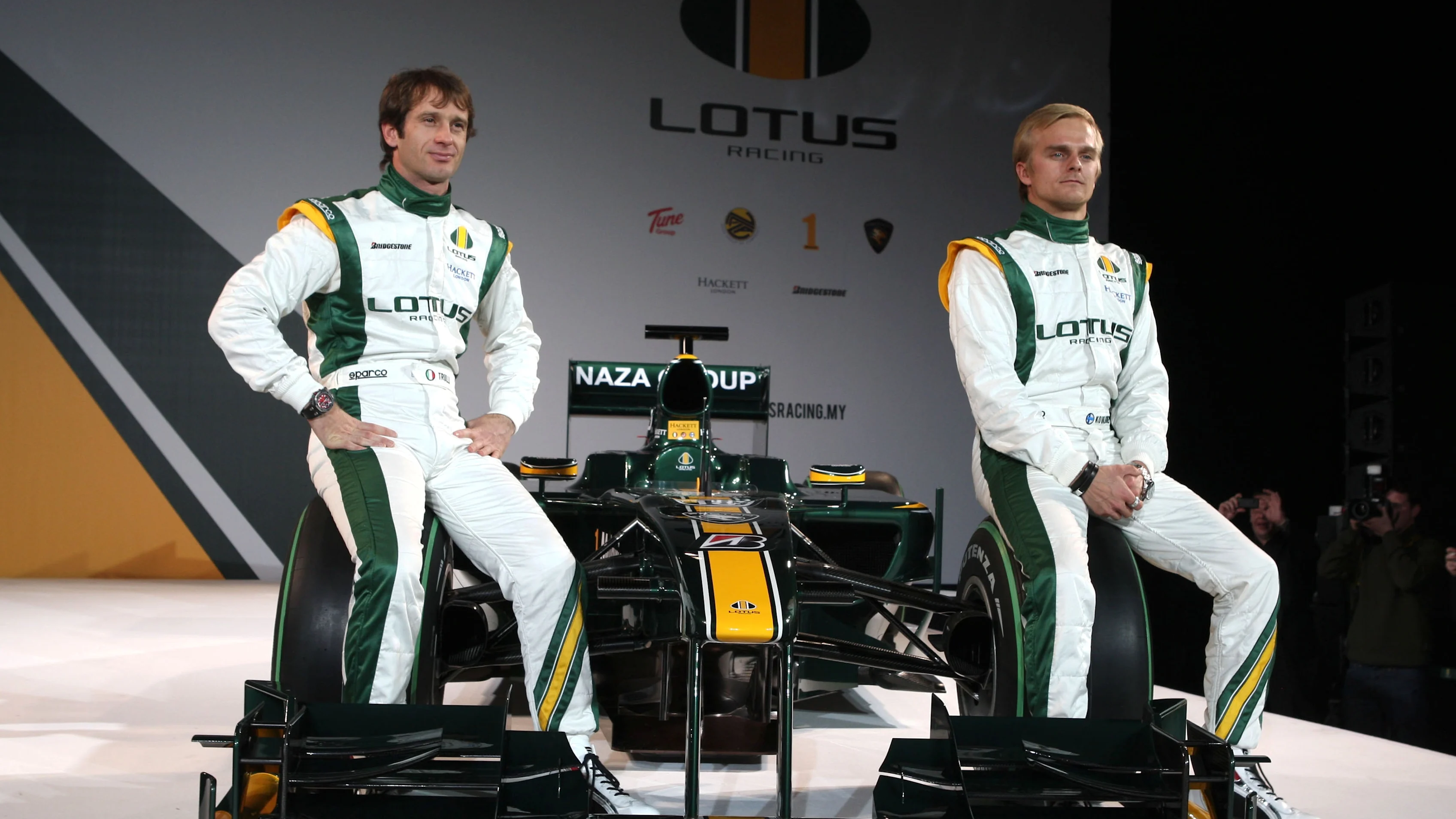 El nuevo Lotus T127 con Heikki Kovelainen (Fin) y Jarno Trulli (Ita) Lotus. Lanzamiento de Lotus T127,