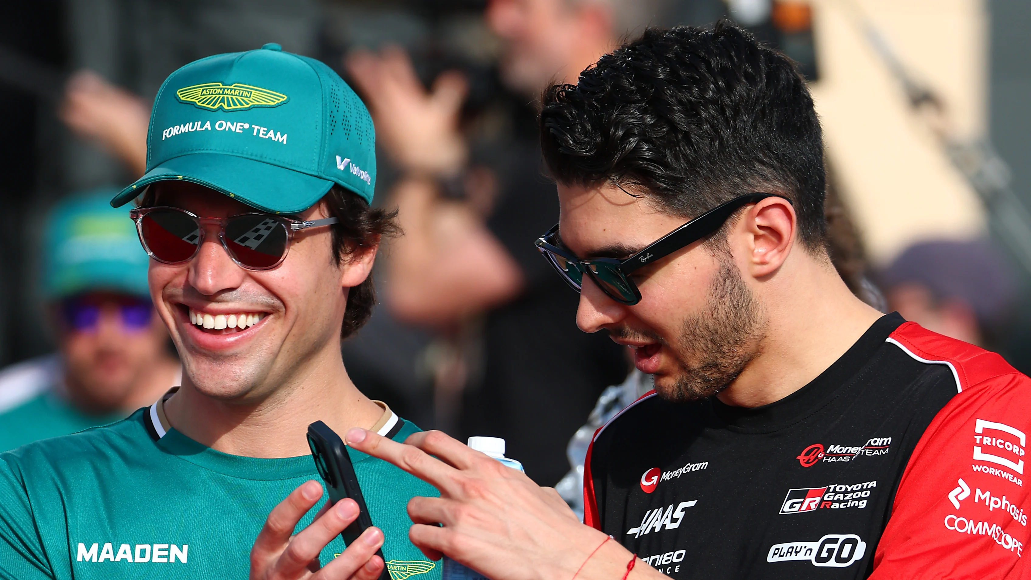 Bahrein, Bahrein - 13 de abril: Lance Stroll of Canada y Aston Martin F1 Equipo y Esteban Ocon de