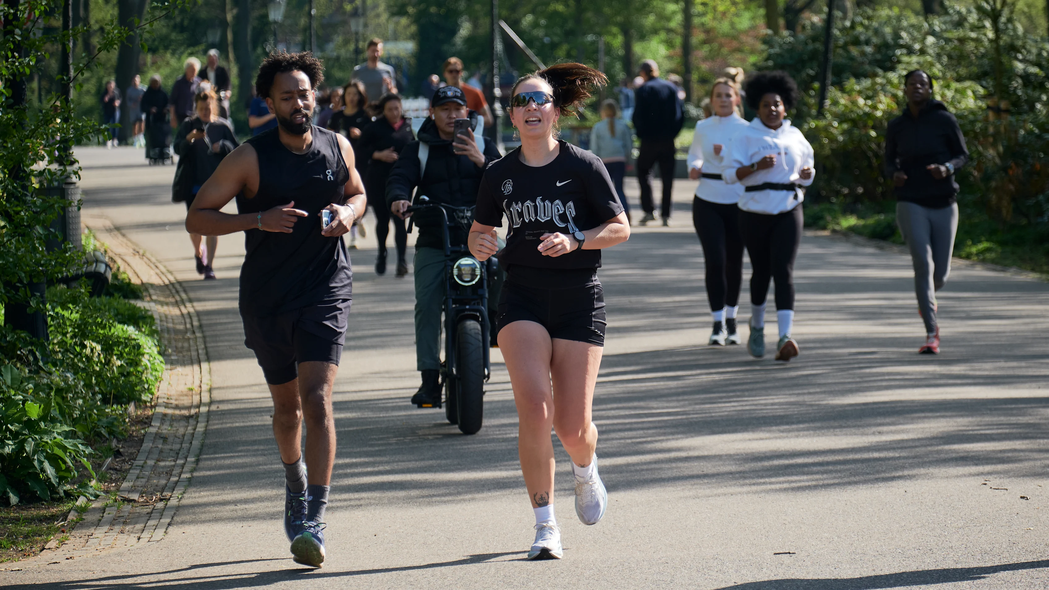 Amsterdam, Países Bajos - 19 de abril: Joggers atraviesa Oosterpark el 19 de abril de 2025 en Amsterdam,