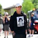   IMOLA 2025: Lando en una sudadera con capucha gráfica negra, rematada con su propia gorra del cuadrante - Casual Cool se encuentra con la marca personal