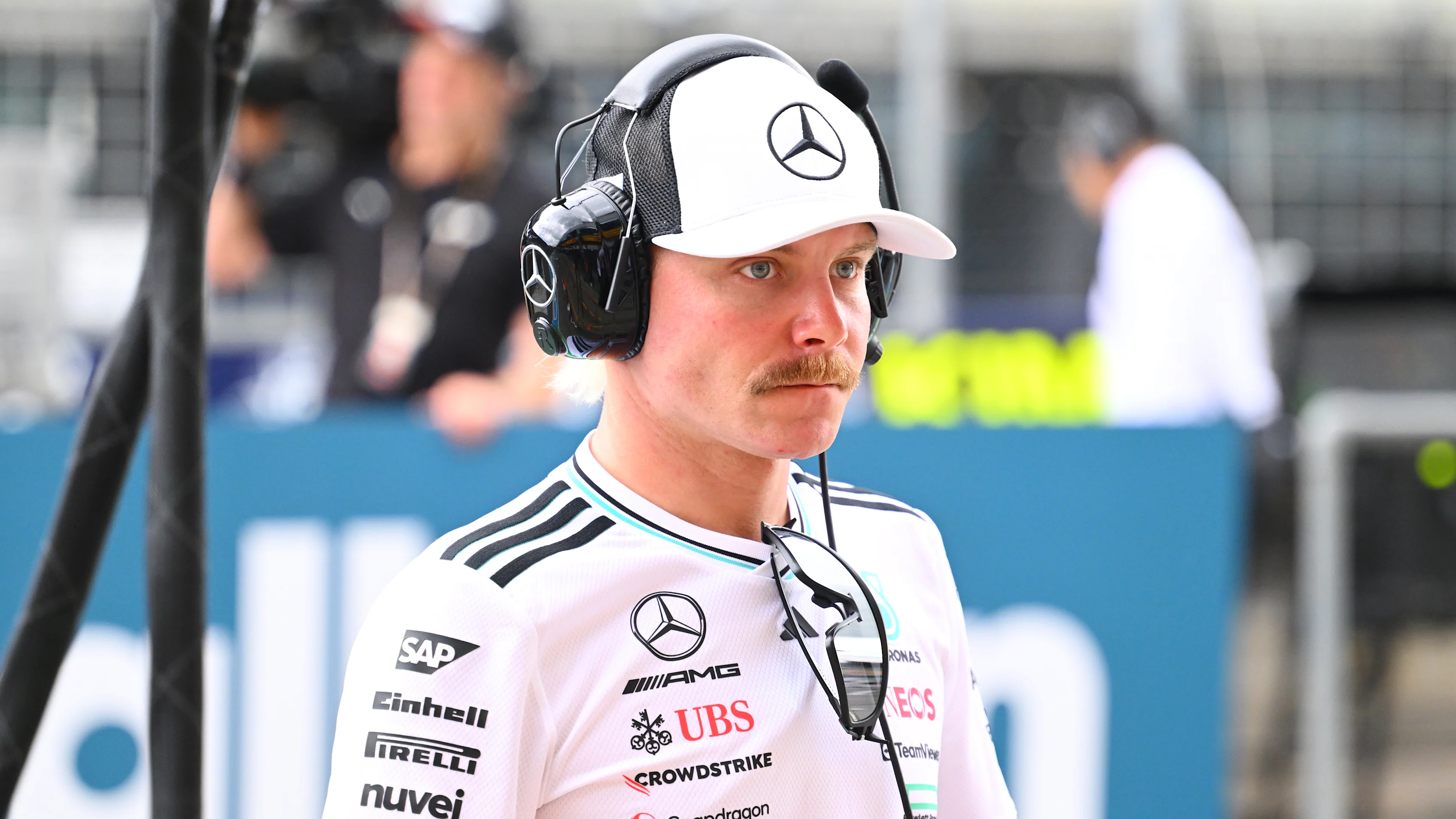 Spielberg, Austria - 27 de junio: Valtteri Bottas de Finlandia y Mercedes AMG Petronas F1 El equipo mira