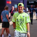 Iluminando el paddock en neón, representando su camiseta LN4 con una gorra hacia atrás y pulseras apiladas
