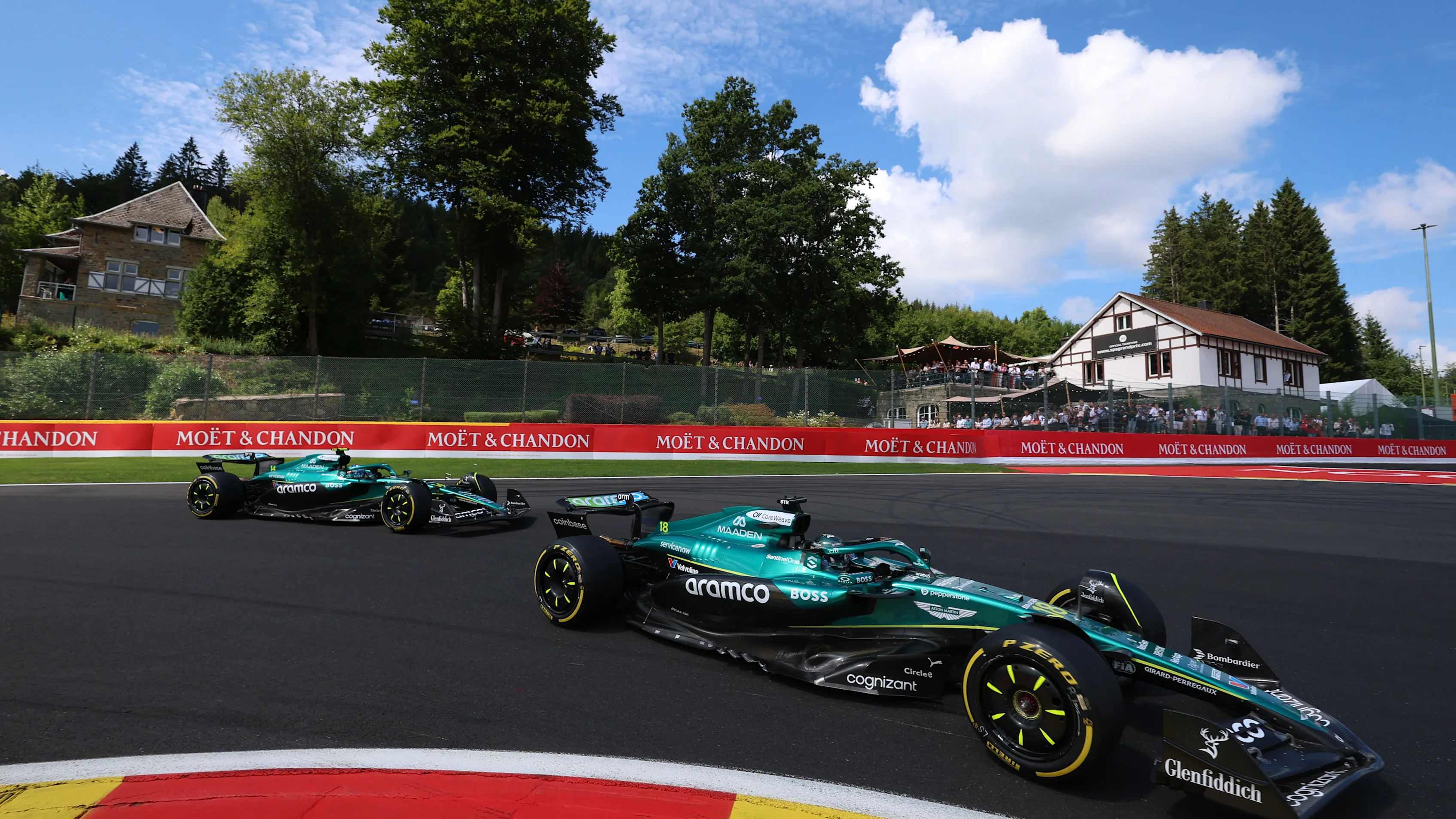 Spa, Bélgica - 26 de julio: Lance Stroll of Canada conduce el (18) Aston Martin F1 Team AMR25 Mercedes