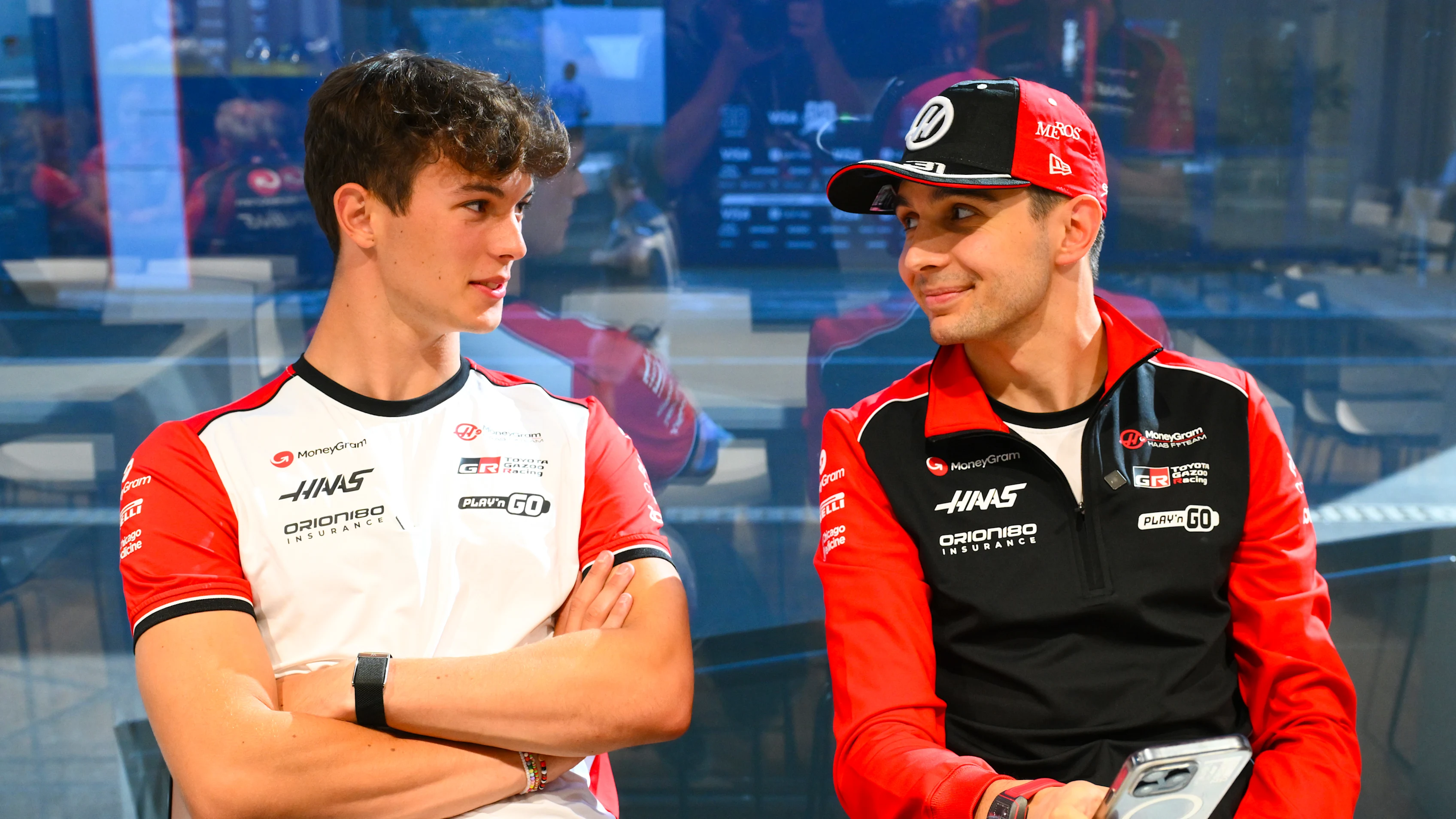 Budapest, Hungría - 31 de julio: Oliver Bearman de Gran Bretaña y Haas F1 con Esteban Ocon de