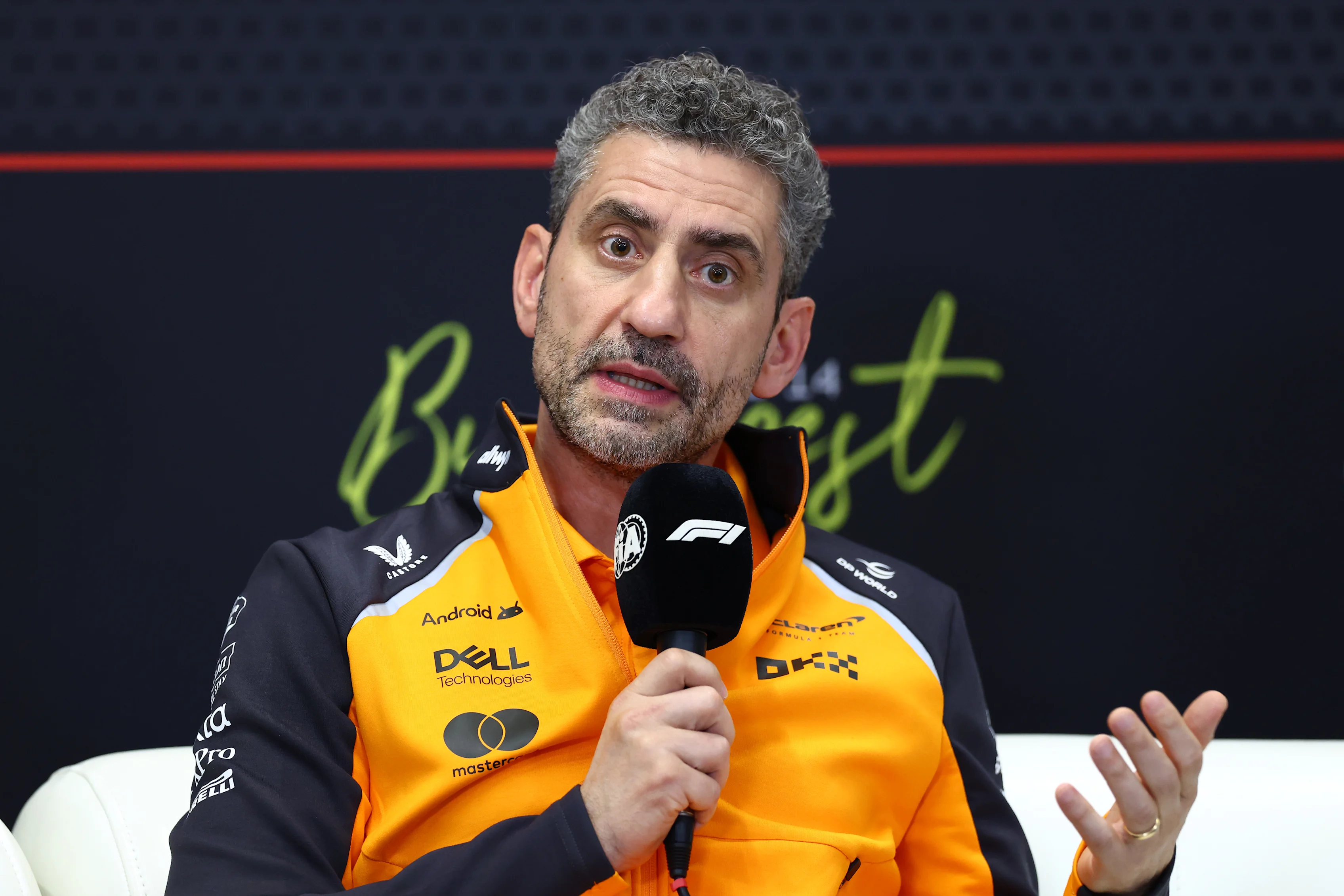 Bahrein, Bahrein - 13 de abril: ganador de la carrera Oscar Piasstri de Australia y McLaren Andrea Stella, equipo