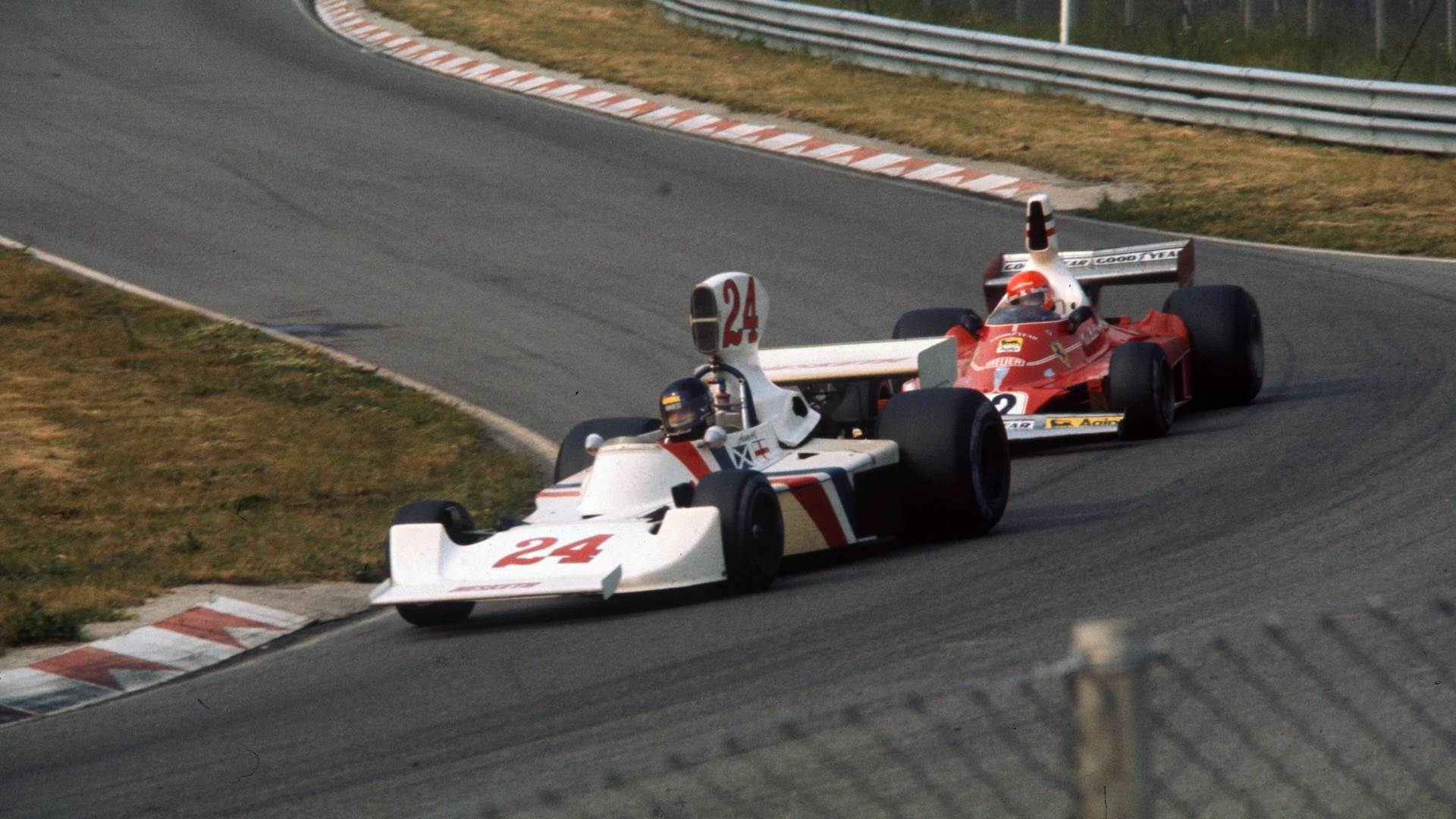 Zandvoort, Países Bajos - 22 de junio: James Hunt, Hesketh 308b Ford lidera Niki Lauda, ​​Ferrari 312t