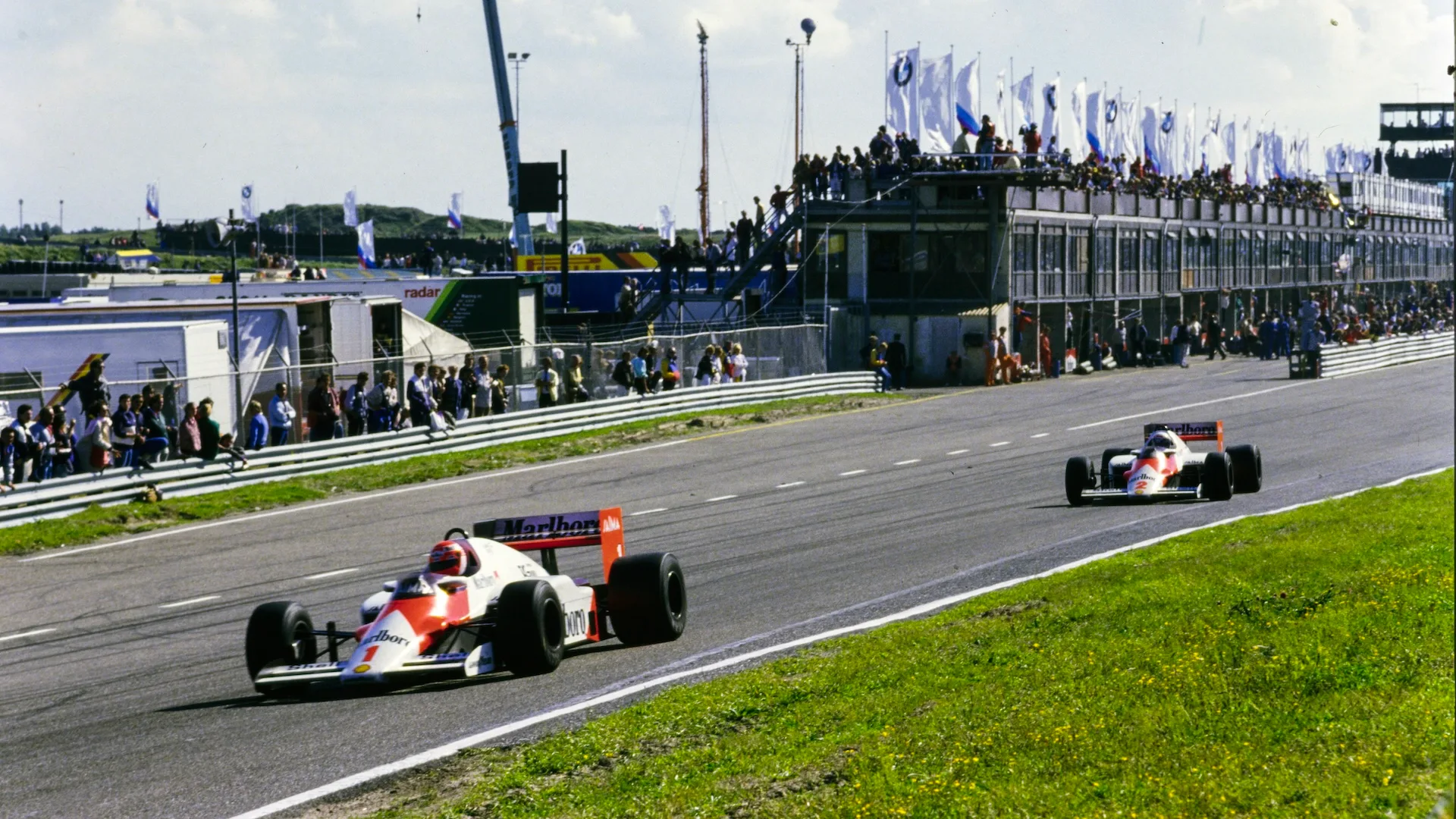 Zandvoort, Países Bajos - 25 de agosto: Niki Lauda, ​​McLaren MP4-2B Etiqueta, lidera Alain Prost, McLaren