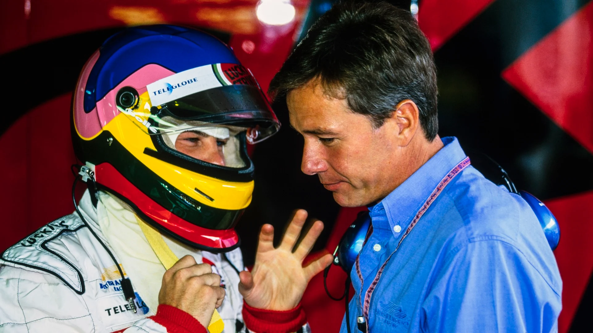 Red Bull Ring, Austria - 25 de julio: Jacques Villeneuve con Craig Pollock, director del equipo, bar durante