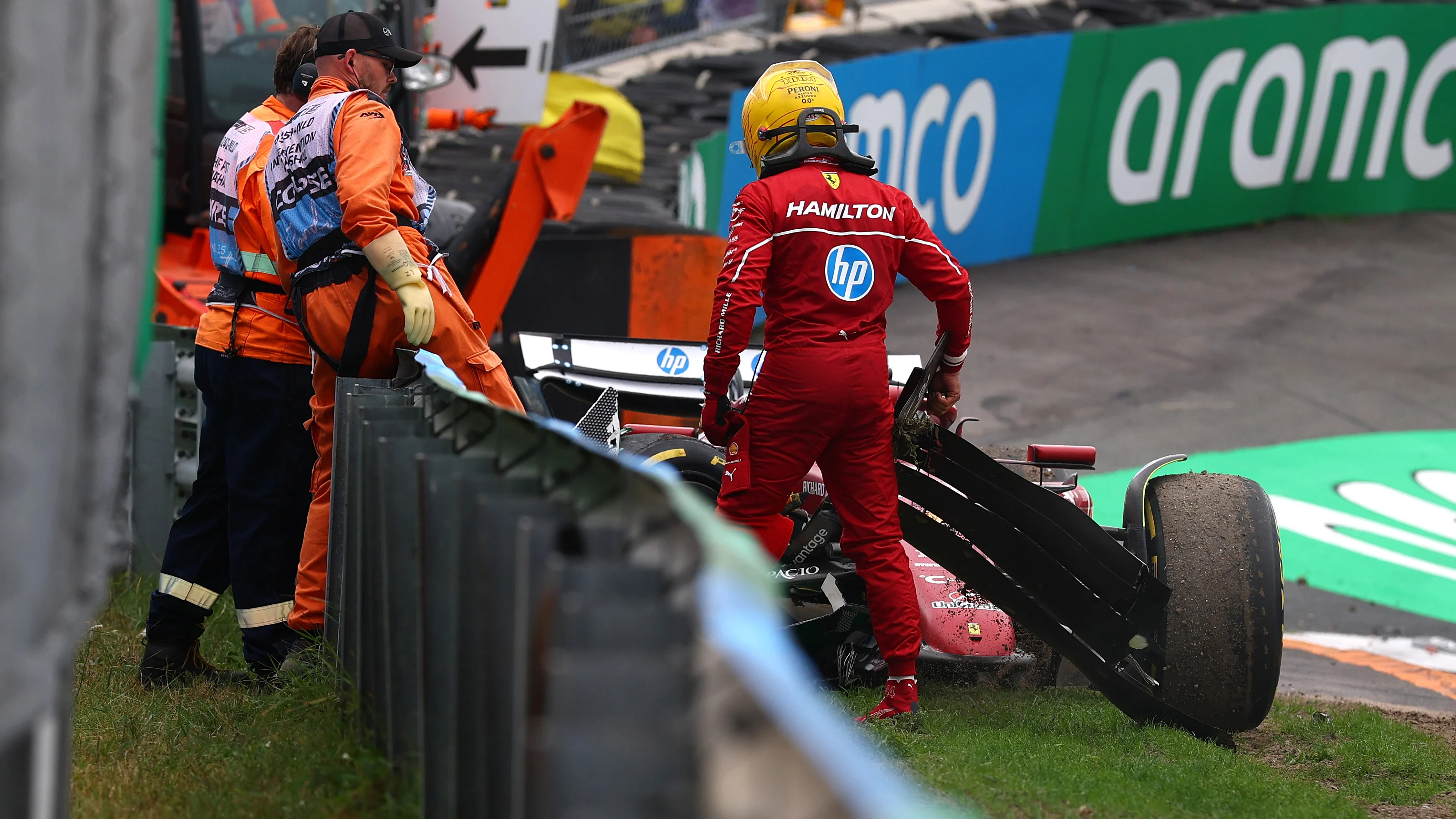 Zandvoort, Países Bajos - 31 de agosto: Lewis Hamilton de Gran Bretaña y Scuderia Ferrari fuera de su