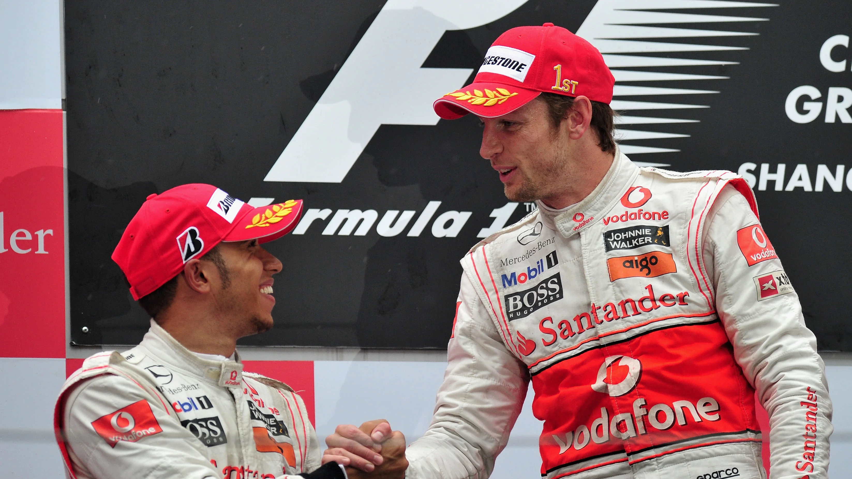 Shanghai, China - 18 de abril: el ganador de la carrera Jenson Button (R) de Gran Bretaña y McLaren Mercedes es