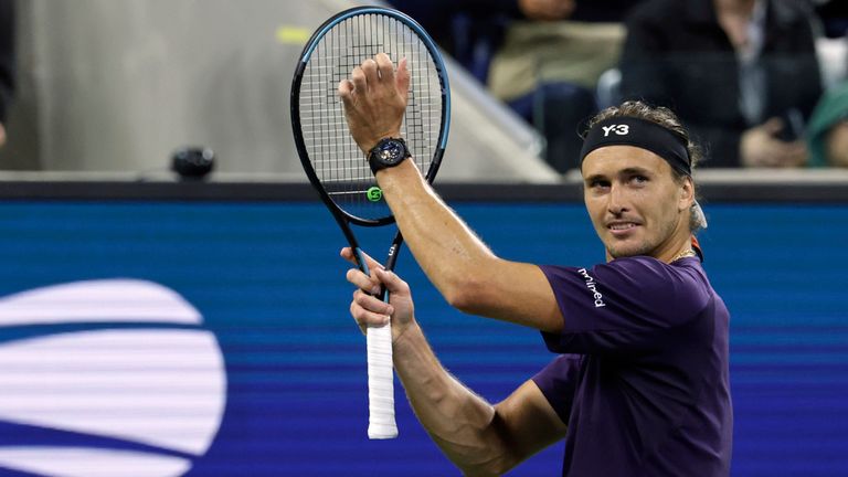 Alexander Zverev, de Alemania, aplaude después de perder un punto ante Jacob Fearnley, de Gran Bretaña, durante la segunda ronda del US Open Tenni