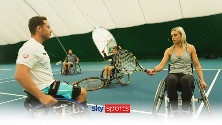 Alfie Hewett le muestra a Emma Paton lo básico para el tenis en silla de ruedas