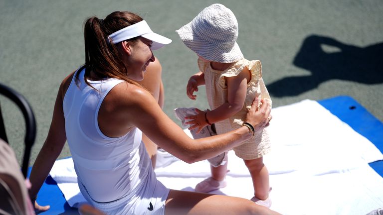 Belinda Bencic, vista aquí con su hija durante la práctica, llegó a las semifinales del Wimbledon de este año