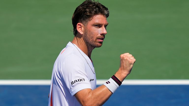 Cameron Norrie, de Gran Bretaña, reacciona después de anotar un punto contra Sebastian Korda, de los Estados Unidos, durante la primera ronda del 